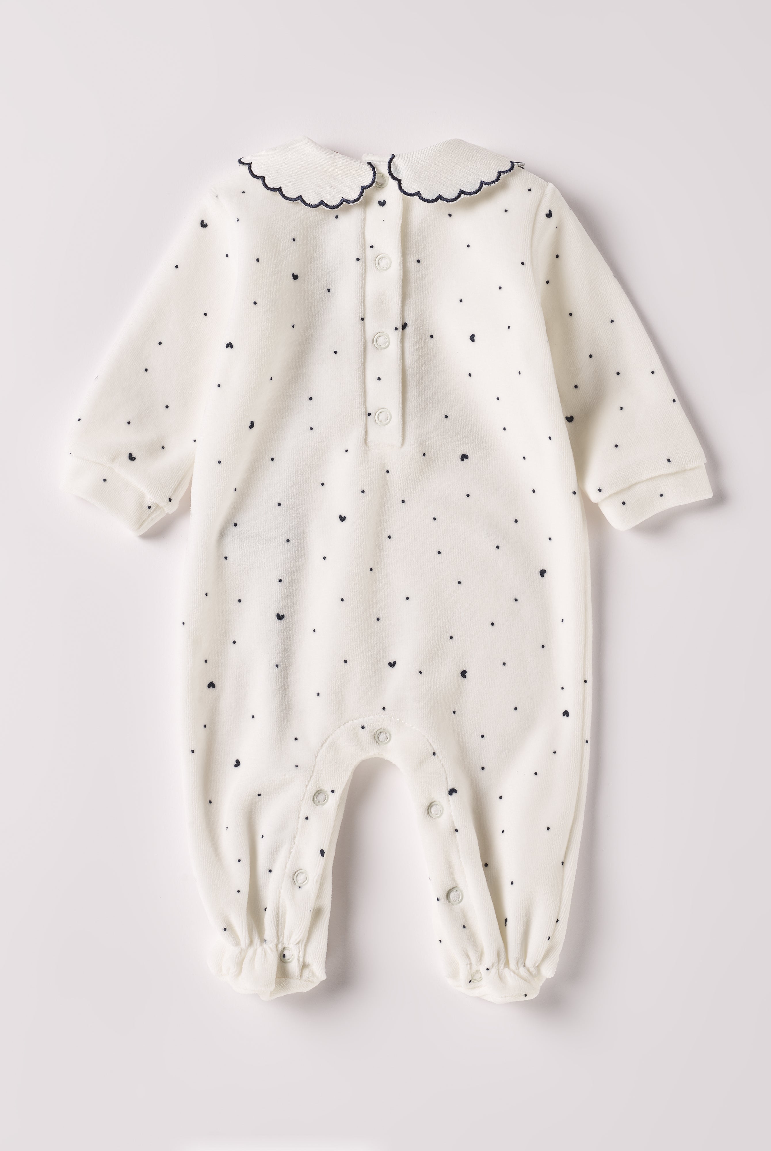 Der weiche und wärmespendende Strampler von AMIO Firenze mit besticktem Kragen und eingewebten Herzen ist der perfekte Begleiter für den Alltag in der kalten Jahreszeit. Die echten Perlmuttknöpfe auf der Vorderseite veredeln den Look. Maximaler Tragekomfort, gepaart mit einer herausragenden Passform aus Samt (Ciniglia). Das Modell hat einen praktischen Schnitt, um etwa die Windel schnell und unkompliziert wechseln zu können. Ein AMIO Firenze Must-Have für jede Grundausstattung.