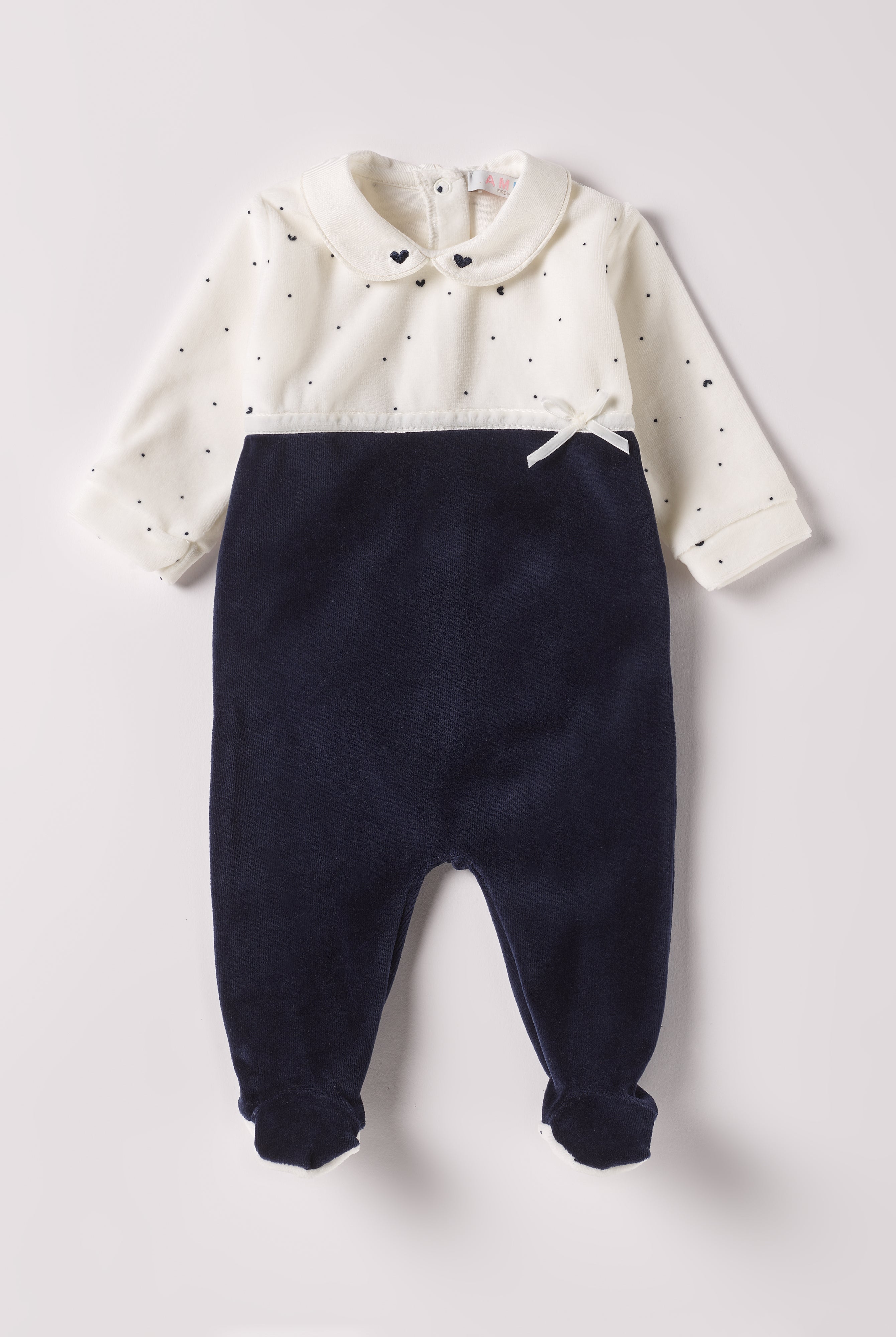 Der weiche und wärmespendende Strampler von AMIO Firenze mit besticktem Kragen, eingewebten Herzen und einer Schleife ist der perfekte Begleiter für den Alltag in der kalten Jahreszeit. Maximaler Tragekomfort, gepaart mit einer herausragenden Passform aus Samt (Ciniglia). Das Modell hat einen praktischen Schnitt, um etwa die Windel schnell und unkompliziert wechseln zu können. Ein AMIO Firenze Must-Have für jede Grundausstattung.
Höchste Qualität, bestes Preis-Leistungs-Verhältnis MADE IN ITALY.