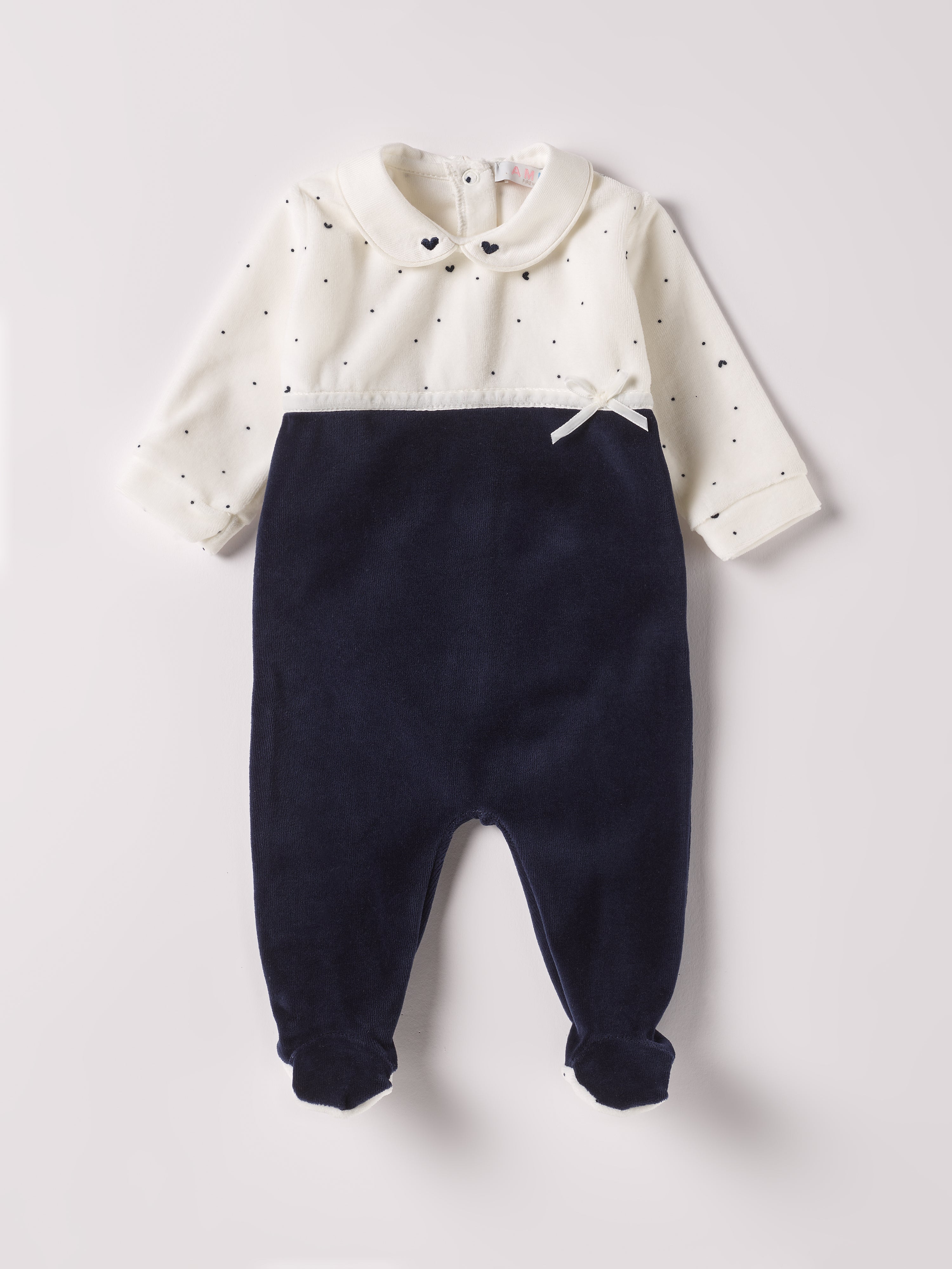 Der weiche und wärmespendende Strampler von AMIO Firenze mit besticktem Kragen, eingewebten Herzen und einer Schleife ist der perfekte Begleiter für den Alltag in der kalten Jahreszeit. Maximaler Tragekomfort, gepaart mit einer herausragenden Passform aus Samt (Ciniglia). Das Modell hat einen praktischen Schnitt, um etwa die Windel schnell und unkompliziert wechseln zu können. Ein AMIO Firenze Must-Have für jede Grundausstattung.
Höchste Qualität, bestes Preis-Leistungs-Verhältnis MADE IN ITALY.