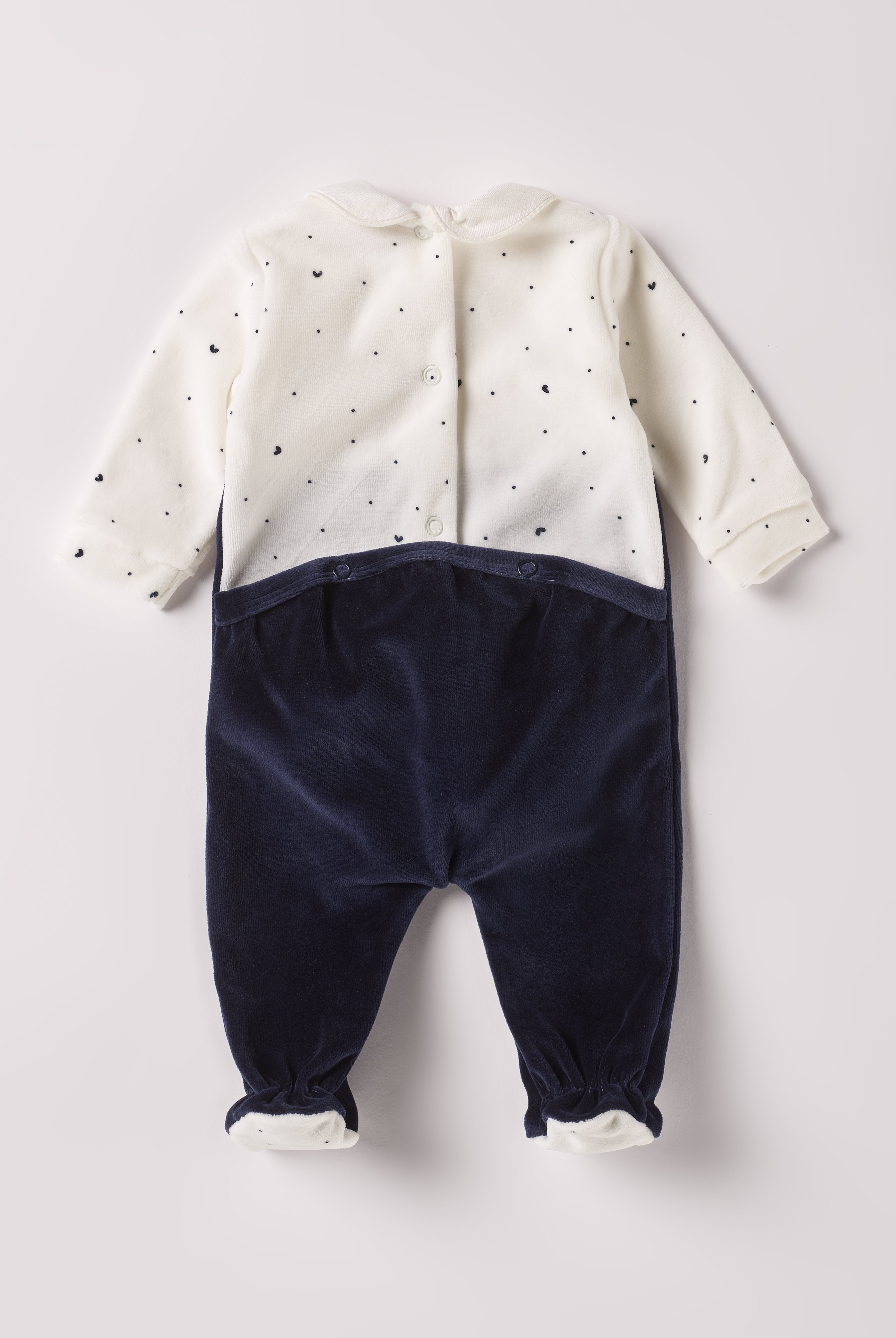 Der weiche und wärmespendende Strampler von AMIO Firenze mit besticktem Kragen, eingewebten Herzen und einer Schleife ist der perfekte Begleiter für den Alltag in der kalten Jahreszeit. Maximaler Tragekomfort, gepaart mit einer herausragenden Passform aus Samt (Ciniglia). Das Modell hat einen praktischen Schnitt, um etwa die Windel schnell und unkompliziert wechseln zu können. Ein AMIO Firenze Must-Have für jede Grundausstattung.
Höchste Qualität, bestes Preis-Leistungs-Verhältnis MADE IN ITALY.