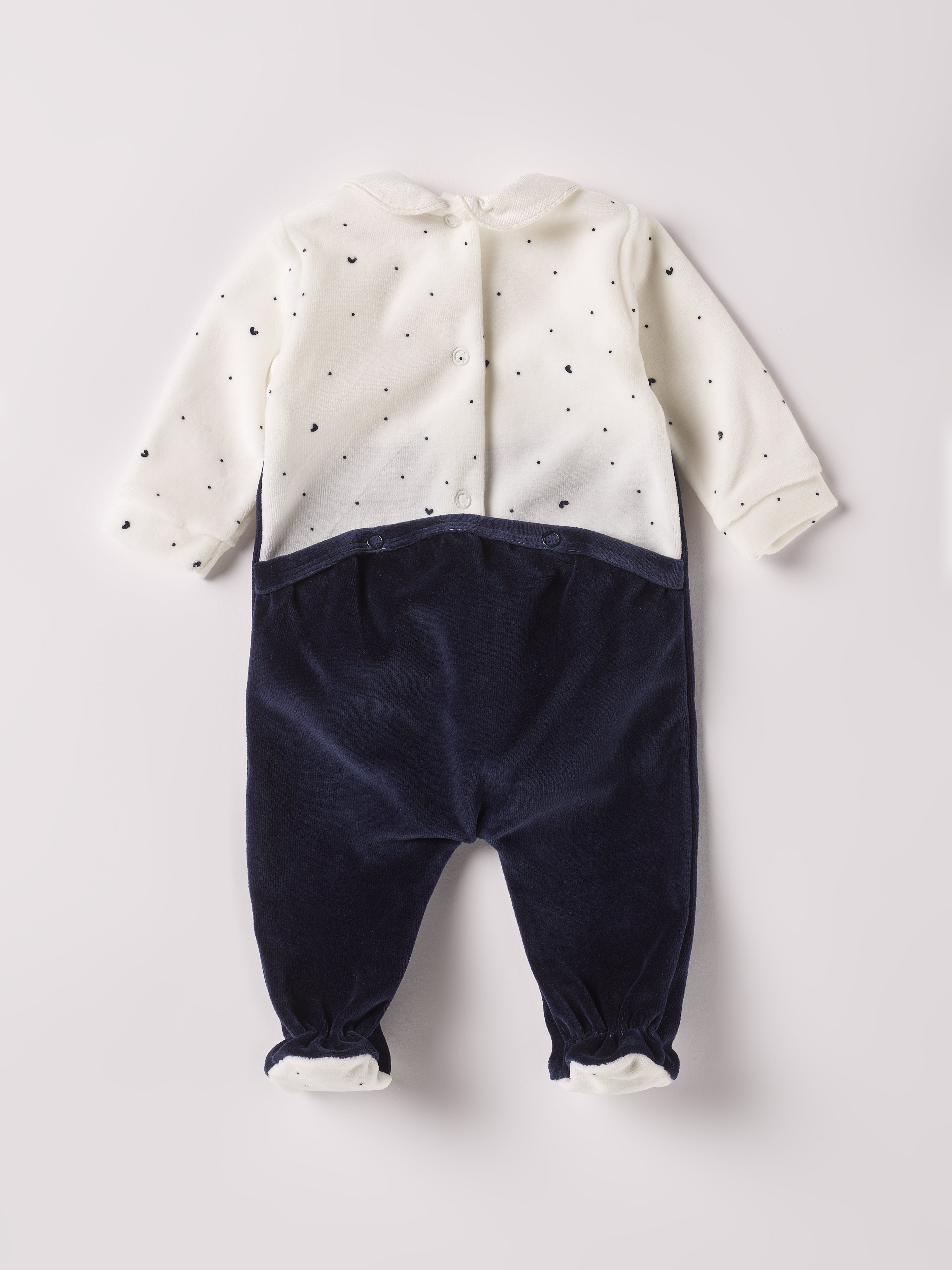 Der weiche und wärmespendende Strampler von AMIO Firenze mit besticktem Kragen, eingewebten Herzen und einer Schleife ist der perfekte Begleiter für den Alltag in der kalten Jahreszeit. Maximaler Tragekomfort, gepaart mit einer herausragenden Passform aus Samt (Ciniglia). Das Modell hat einen praktischen Schnitt, um etwa die Windel schnell und unkompliziert wechseln zu können. Ein AMIO Firenze Must-Have für jede Grundausstattung.
Höchste Qualität, bestes Preis-Leistungs-Verhältnis MADE IN ITALY.