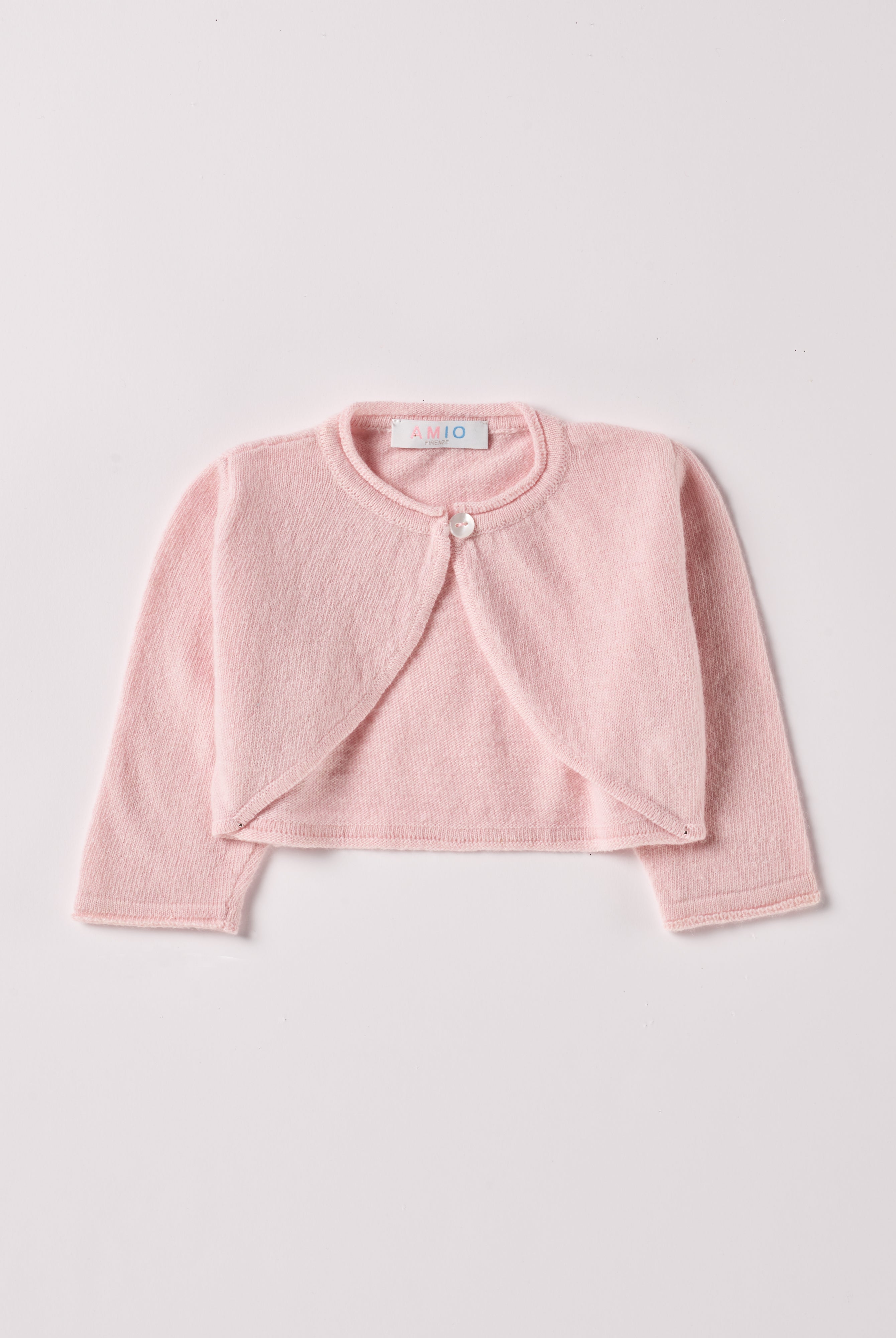 Der Strick-Bolero von AMIO Firenze ist dank seiner weichen, leichten und wärmenden Eigenschaften der perfekte Begleiter für kühlere Tage. Sein klassisches Design macht es zu einem eleganten Kleidungsstück, das man immer wieder zu festlichen oder alltäglichen Outfits kombiniert.
Höchste Qualität, bestes Preis-Leistungs-Verhältnis MADE IN ITALY.