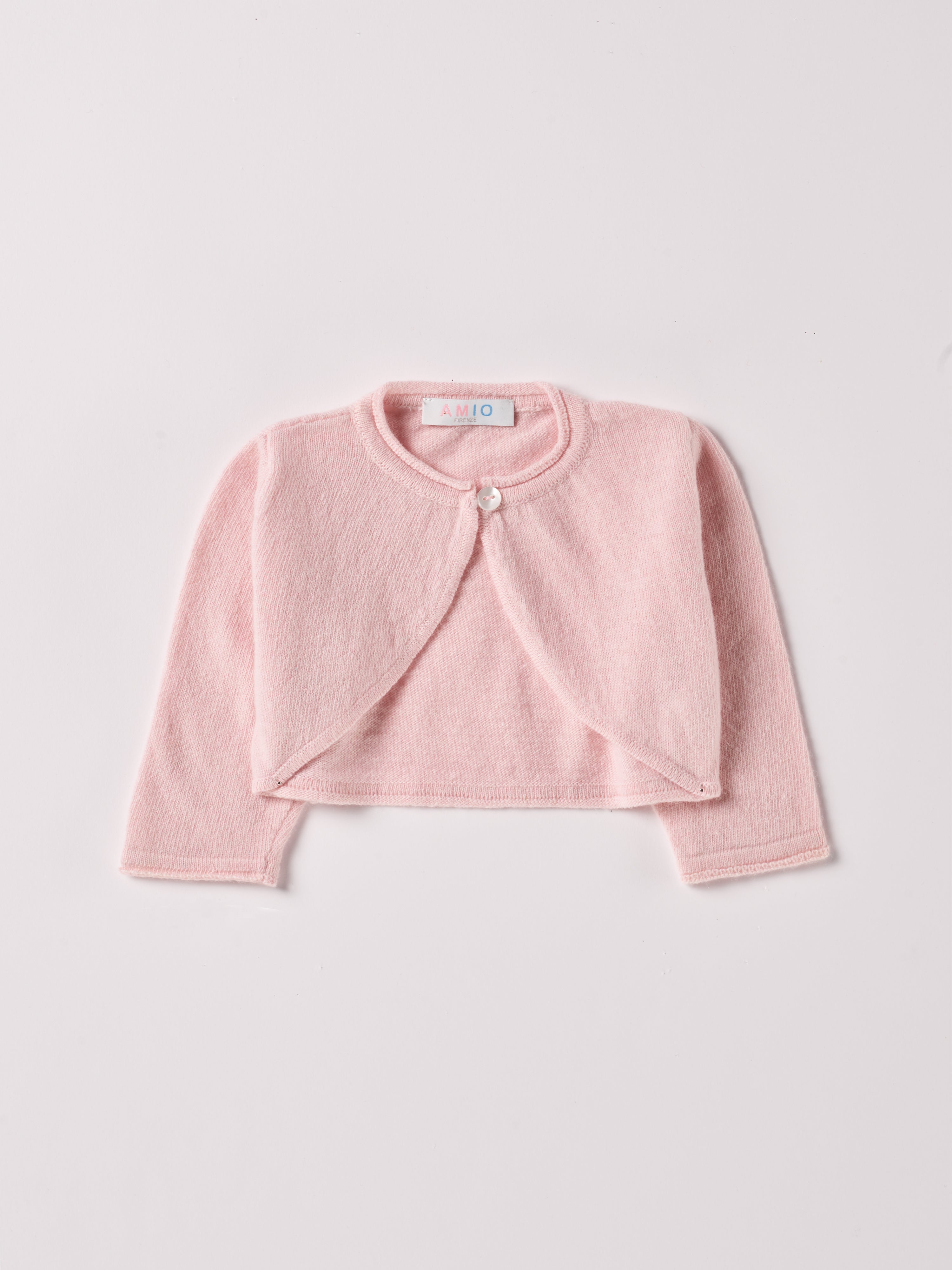 Der Strick-Bolero von AMIO Firenze ist dank seiner weichen, leichten und wärmenden Eigenschaften der perfekte Begleiter für kühlere Tage. Sein klassisches Design macht es zu einem eleganten Kleidungsstück, das man immer wieder zu festlichen oder alltäglichen Outfits kombiniert.
Höchste Qualität, bestes Preis-Leistungs-Verhältnis MADE IN ITALY.