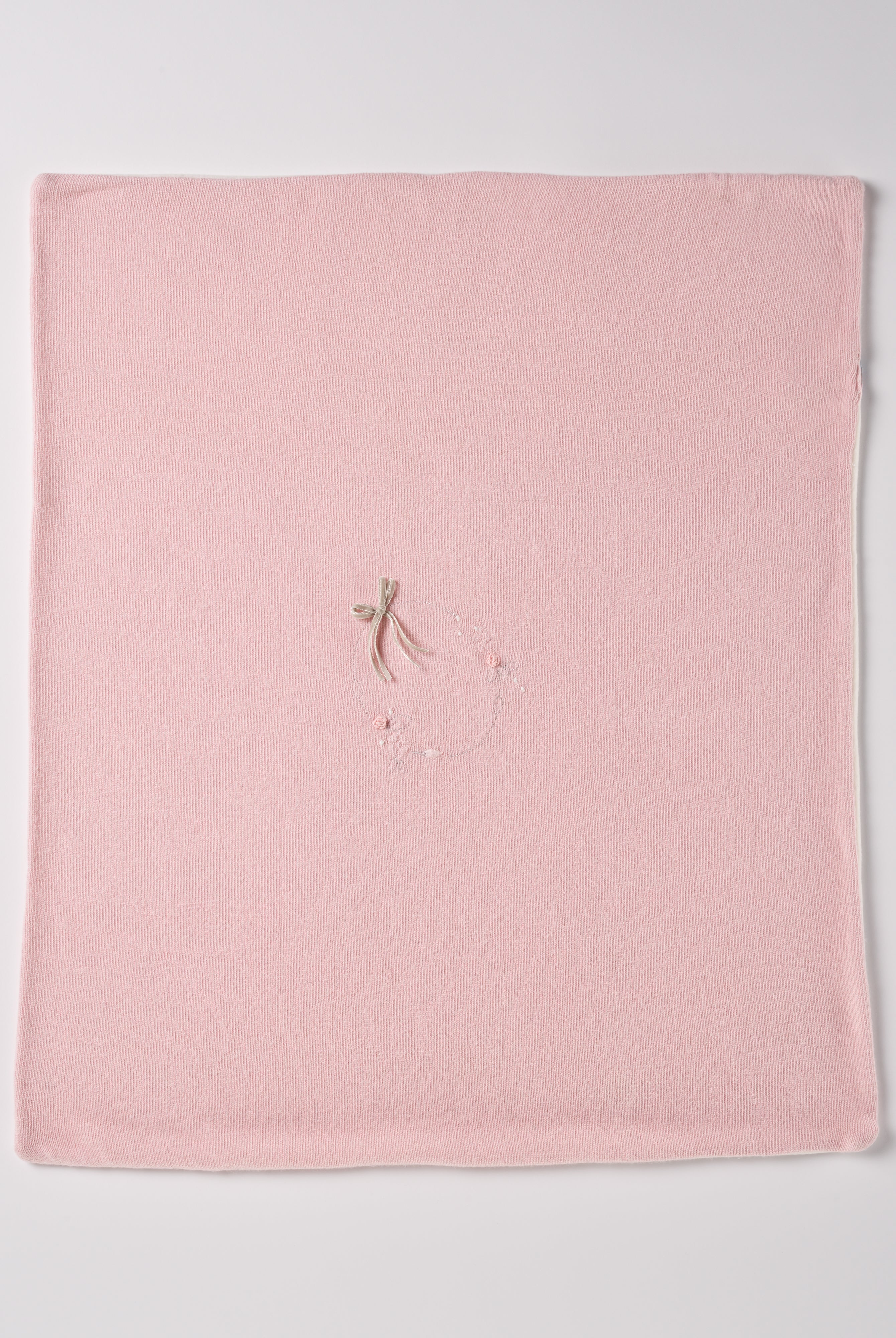 Die elegante gefütterte Strickdecke besticht durch eine feine Handstickerei. Die kuschelig weiche Außenseite ist besonders angenehm an der Haut. Die Rückseite ist aus feinem Fleece. Das edle Design verwandelt jedes Baby-Zimmer oder jeden Kinderwagen in einen gemütlichen und stilvollen Rückzugsort.
Präsentiert in einer eleganten "kofferartigen" Geschenkbox, ist sie auch das ideale Geschenk für werdende Eltern, Babyparties oder besondere Anlässe.