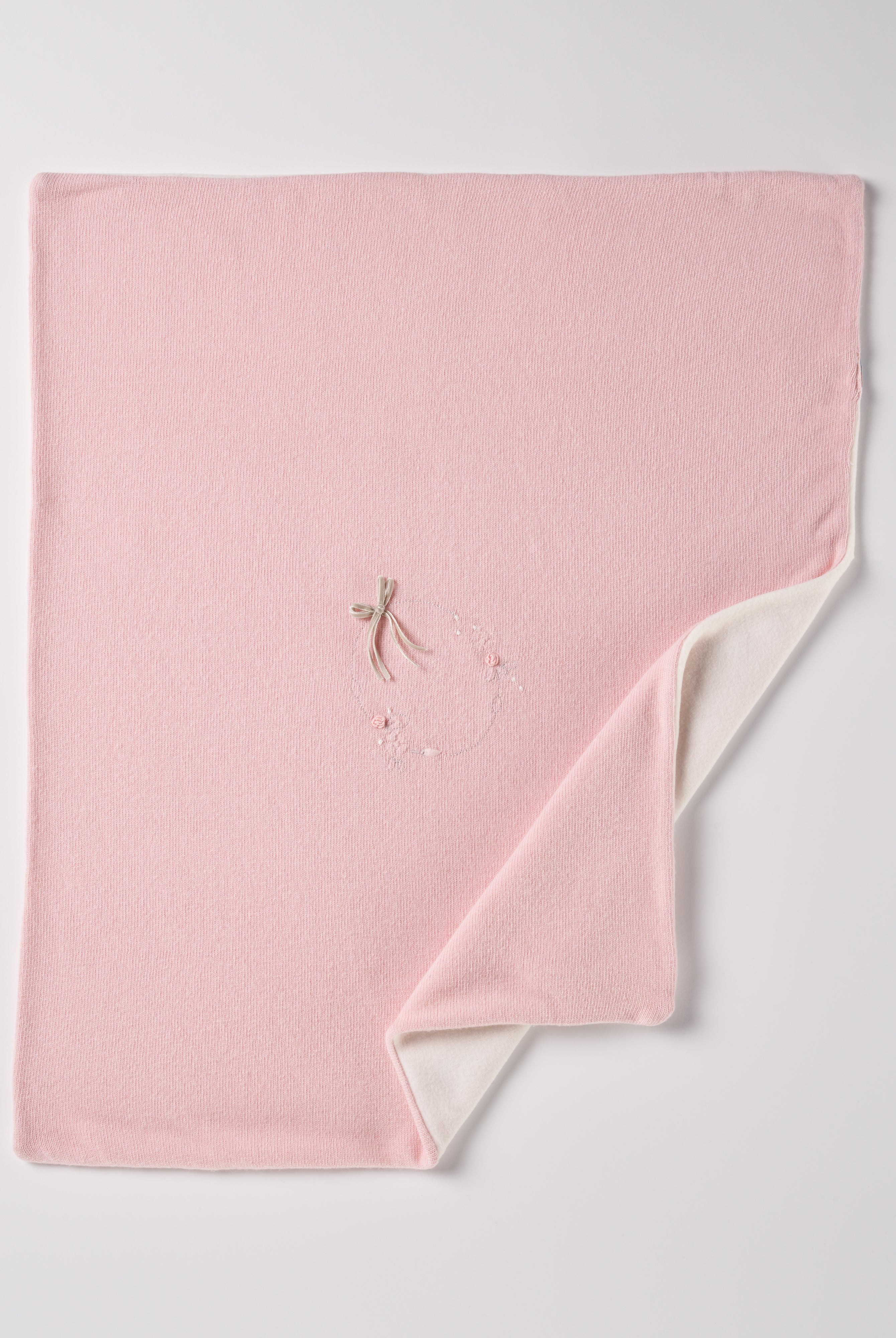 Die elegante gefütterte Strickdecke besticht durch eine feine Handstickerei. Die kuschelig weiche Außenseite ist besonders angenehm an der Haut. Die Rückseite ist aus feinem Fleece. Das edle Design verwandelt jedes Baby-Zimmer oder jeden Kinderwagen in einen gemütlichen und stilvollen Rückzugsort.
Präsentiert in einer eleganten "kofferartigen" Geschenkbox, ist sie auch das ideale Geschenk für werdende Eltern, Babyparties oder besondere Anlässe.