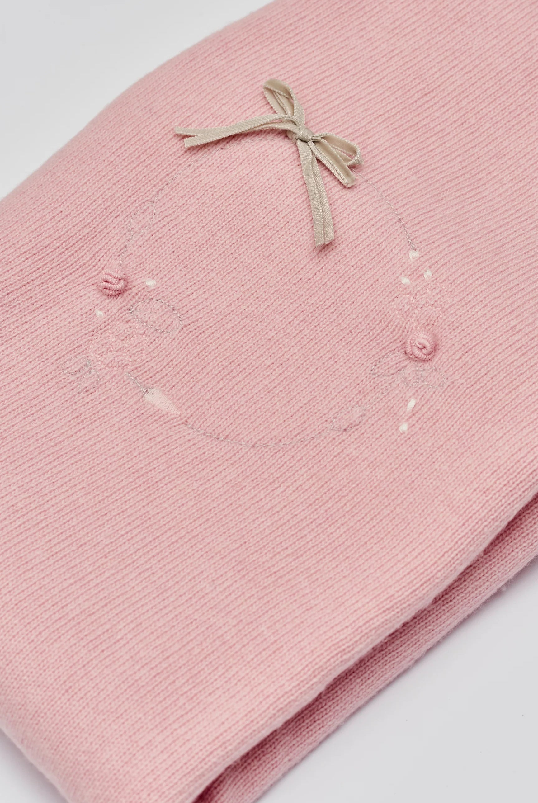 Die elegante gefütterte Strickdecke besticht durch eine feine Handstickerei. Die kuschelig weiche Außenseite ist besonders angenehm an der Haut. Die Rückseite ist aus feinem Fleece. Das edle Design verwandelt jedes Baby-Zimmer oder jeden Kinderwagen in einen gemütlichen und stilvollen Rückzugsort.
Präsentiert in einer eleganten "kofferartigen" Geschenkbox, ist sie auch das ideale Geschenk für werdende Eltern, Babyparties oder besondere Anlässe.