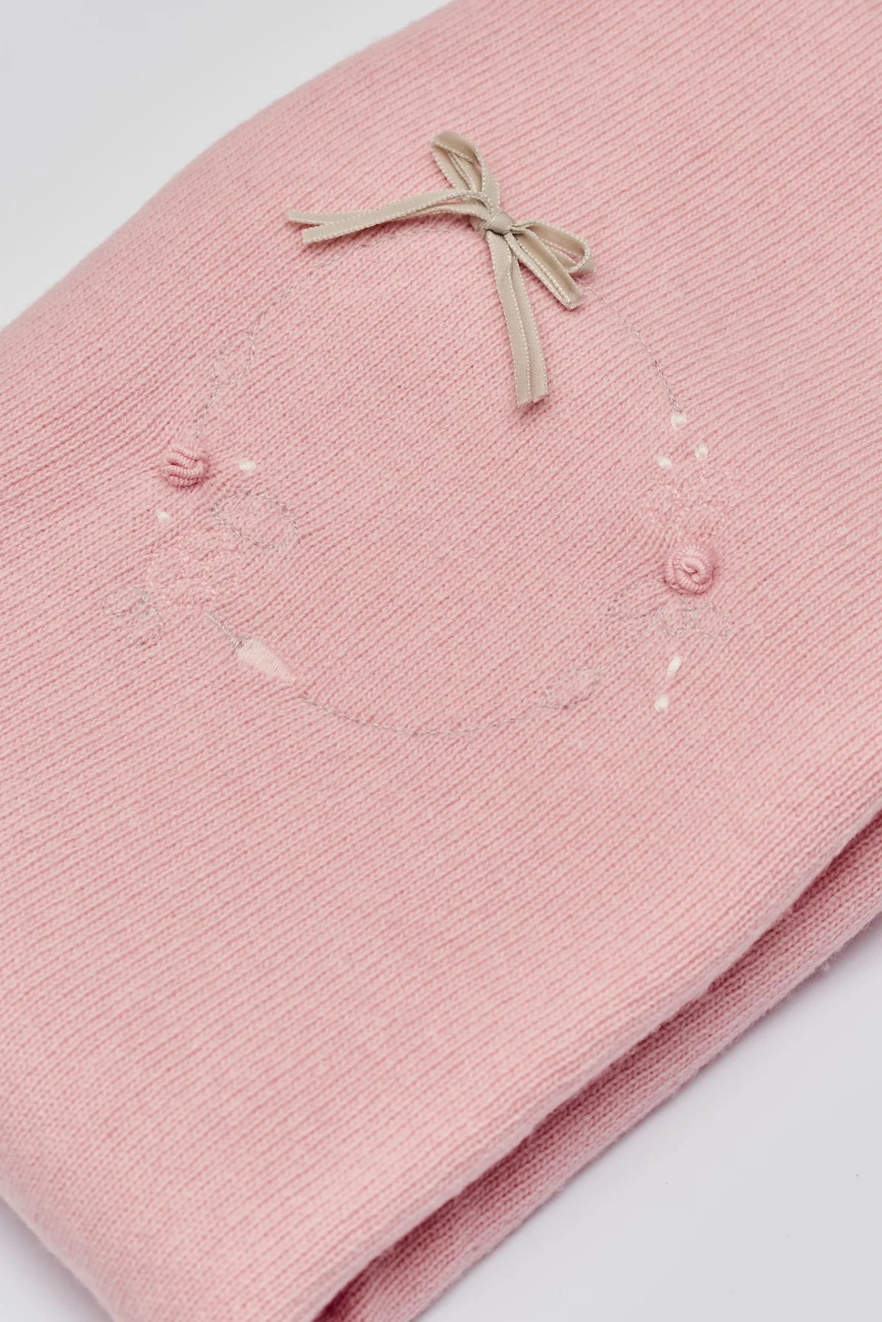 Die elegante gefütterte Strickdecke besticht durch eine feine Handstickerei. Die kuschelig weiche Außenseite ist besonders angenehm an der Haut. Die Rückseite ist aus feinem Fleece. Das edle Design verwandelt jedes Baby-Zimmer oder jeden Kinderwagen in einen gemütlichen und stilvollen Rückzugsort.
Präsentiert in einer eleganten "kofferartigen" Geschenkbox, ist sie auch das ideale Geschenk für werdende Eltern, Babyparties oder besondere Anlässe.