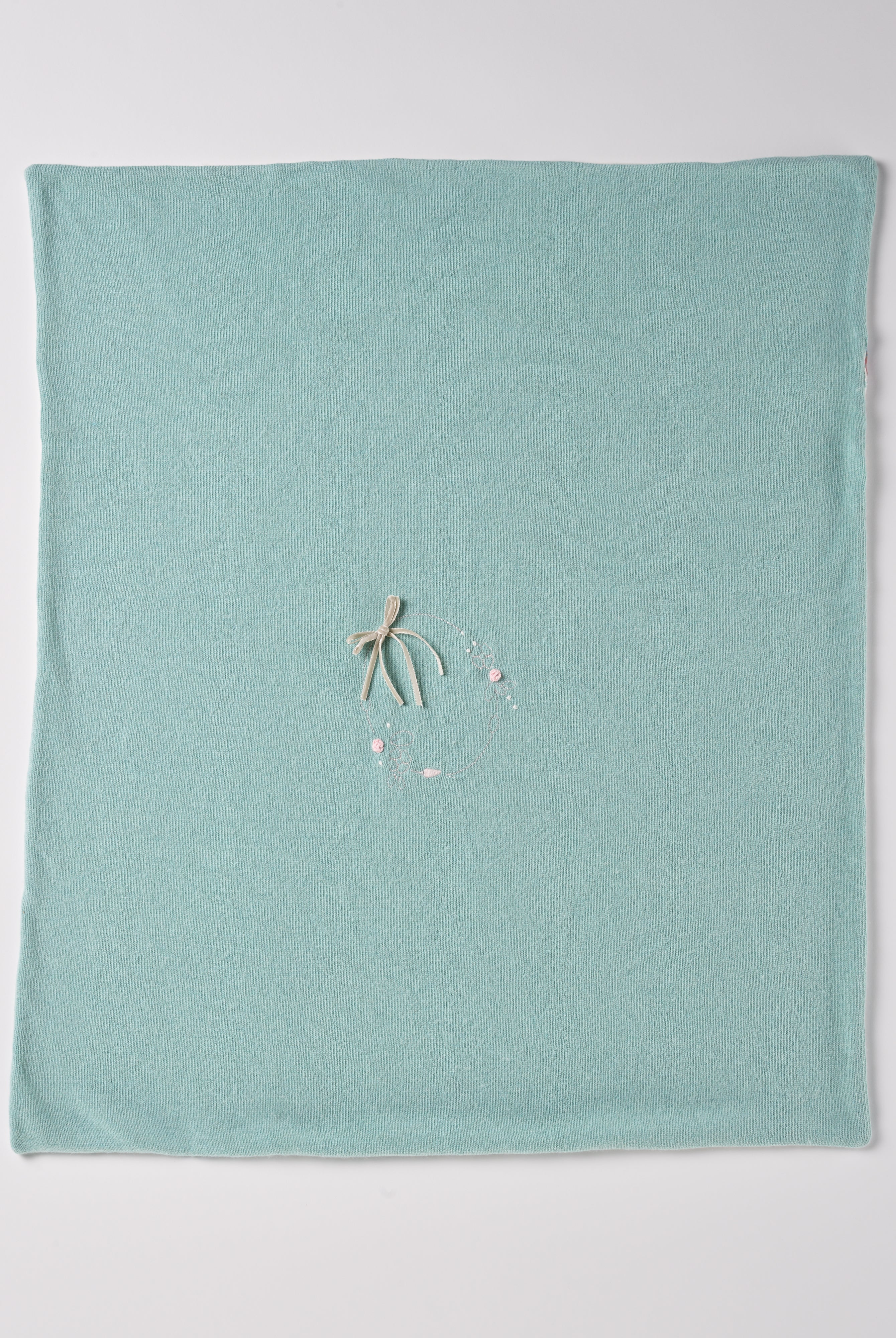 Die elegante gefütterte Strickdecke besticht durch eine feine Handstickerei. Die kuschelig weiche Außenseite ist besonders angenehm an der Haut. Die Rückseite ist aus feinem Fleece. Das edle Design verwandelt jedes Baby-Zimmer oder jeden Kinderwagen in einen gemütlichen und stilvollen Rückzugsort.
Präsentiert in einer eleganten "kofferartigen" Geschenkbox, ist sie auch das ideale Geschenk für werdende Eltern, Babyparties oder besondere Anlässe.