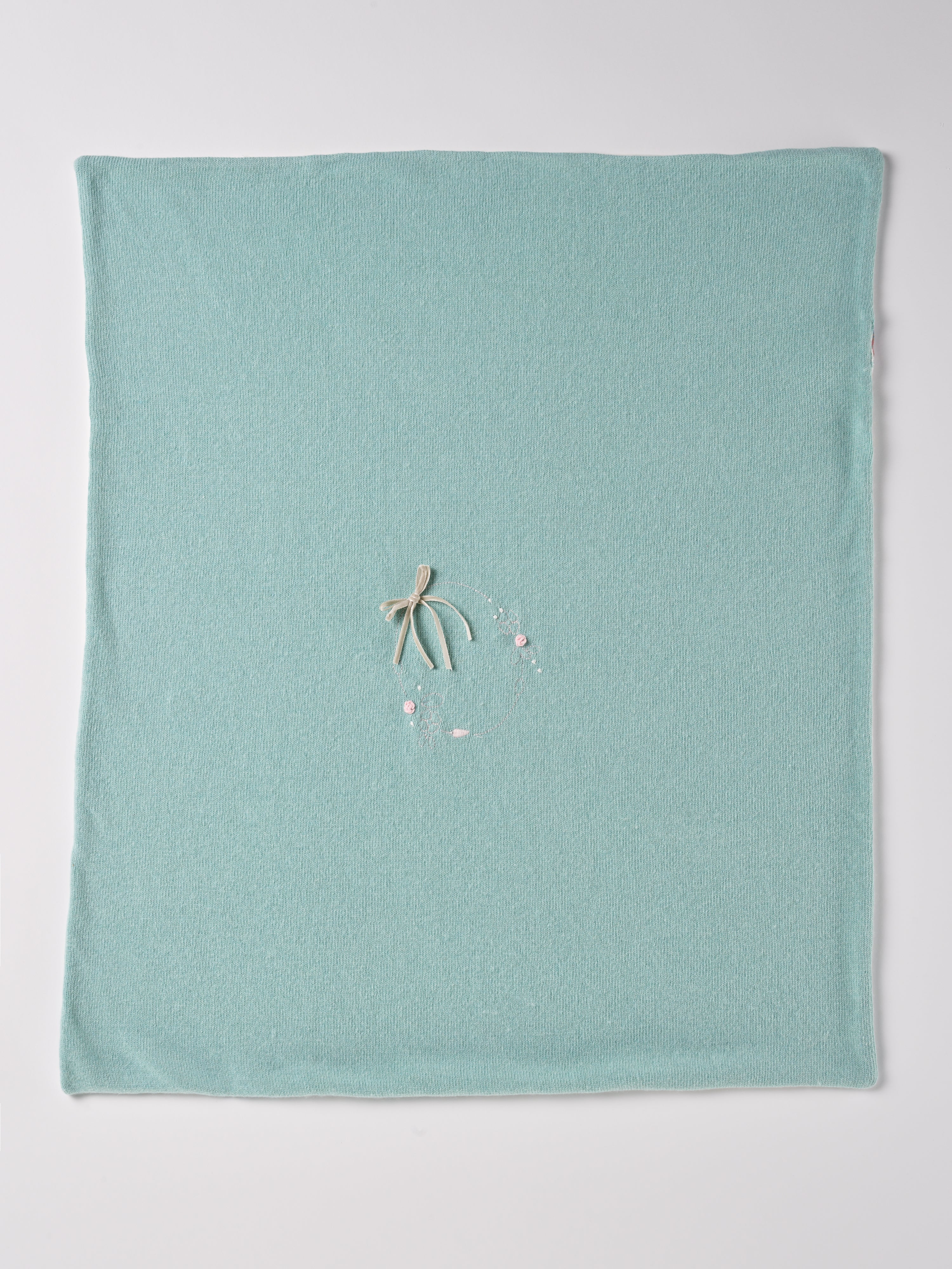 Die elegante gefütterte Strickdecke besticht durch eine feine Handstickerei. Die kuschelig weiche Außenseite ist besonders angenehm an der Haut. Die Rückseite ist aus feinem Fleece. Das edle Design verwandelt jedes Baby-Zimmer oder jeden Kinderwagen in einen gemütlichen und stilvollen Rückzugsort.
Präsentiert in einer eleganten "kofferartigen" Geschenkbox, ist sie auch das ideale Geschenk für werdende Eltern, Babyparties oder besondere Anlässe.