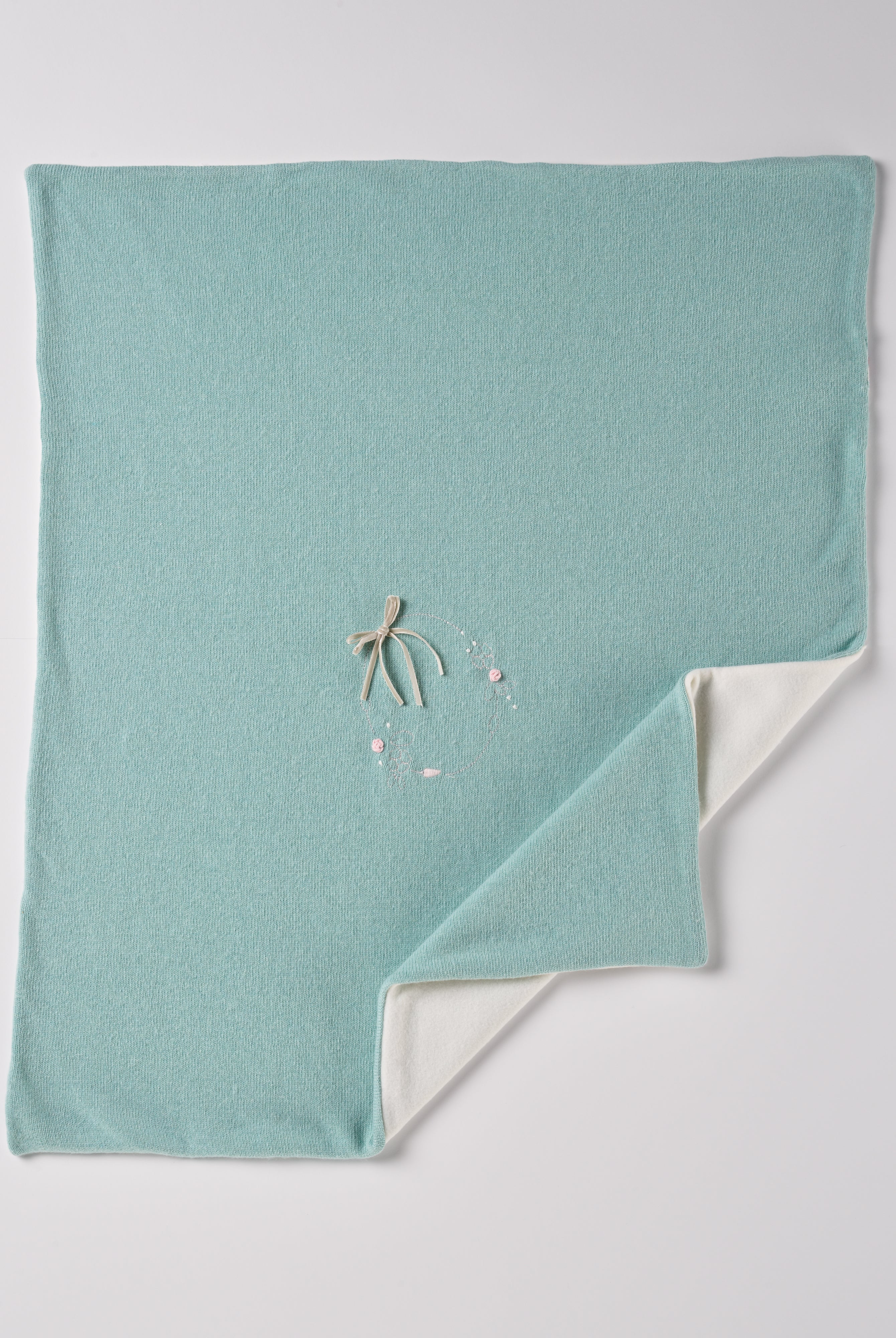 Die elegante gefütterte Strickdecke besticht durch eine feine Handstickerei. Die kuschelig weiche Außenseite ist besonders angenehm an der Haut. Die Rückseite ist aus feinem Fleece. Das edle Design verwandelt jedes Baby-Zimmer oder jeden Kinderwagen in einen gemütlichen und stilvollen Rückzugsort.
Präsentiert in einer eleganten "kofferartigen" Geschenkbox, ist sie auch das ideale Geschenk für werdende Eltern, Babyparties oder besondere Anlässe.