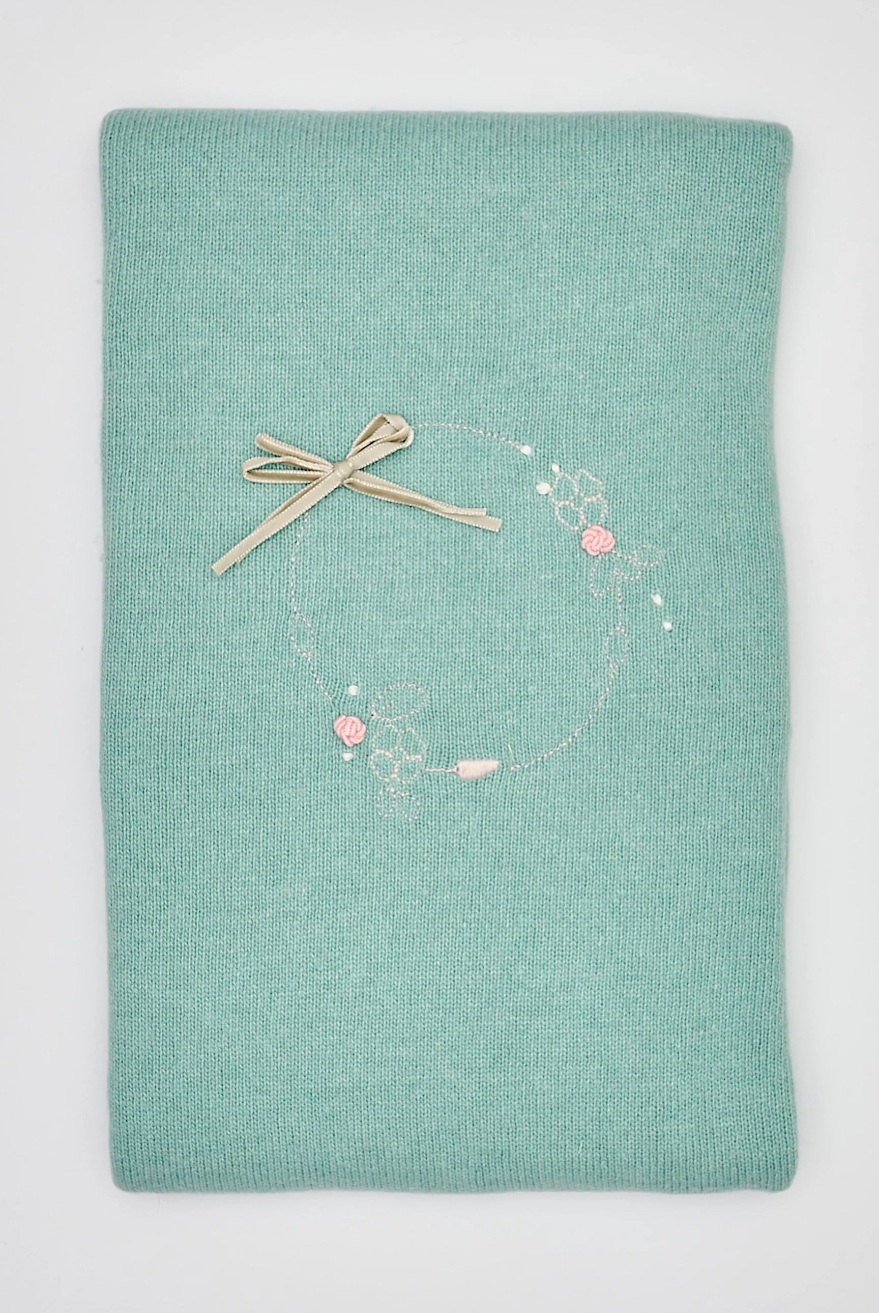 Die elegante gefütterte Strickdecke besticht durch eine feine Handstickerei. Die kuschelig weiche Außenseite ist besonders angenehm an der Haut. Die Rückseite ist aus feinem Fleece. Das edle Design verwandelt jedes Baby-Zimmer oder jeden Kinderwagen in einen gemütlichen und stilvollen Rückzugsort.
Präsentiert in einer eleganten "kofferartigen" Geschenkbox, ist sie auch das ideale Geschenk für werdende Eltern, Babyparties oder besondere Anlässe.