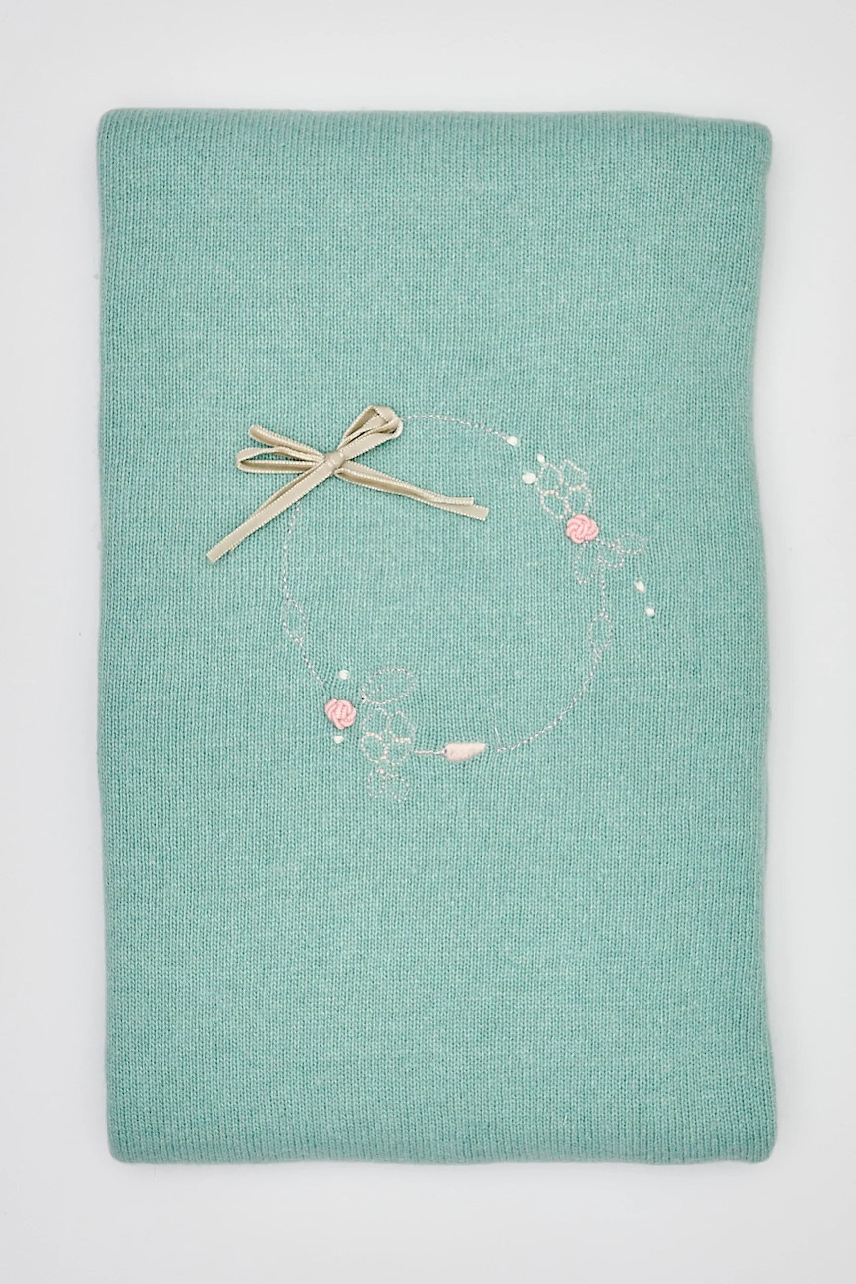 Die elegante gefütterte Strickdecke besticht durch eine feine Handstickerei. Die kuschelig weiche Außenseite ist besonders angenehm an der Haut. Die Rückseite ist aus feinem Fleece. Das edle Design verwandelt jedes Baby-Zimmer oder jeden Kinderwagen in einen gemütlichen und stilvollen Rückzugsort.
Präsentiert in einer eleganten "kofferartigen" Geschenkbox, ist sie auch das ideale Geschenk für werdende Eltern, Babyparties oder besondere Anlässe.