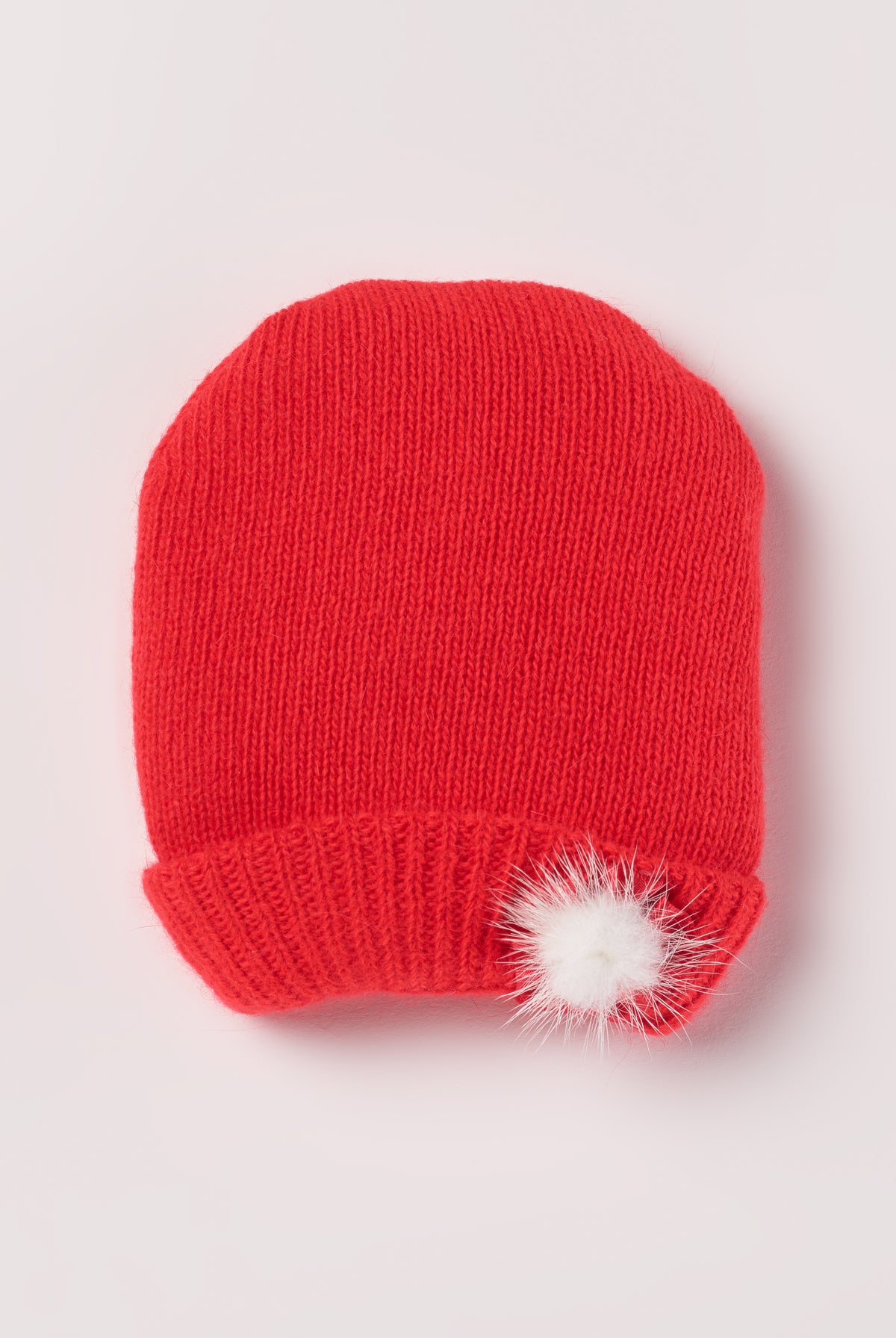 AMIO Firenze rote Baby Strickmütze aus Wolle und Angora mit Pelzapplikation
Die rote Strickmütze mit Fellapplikation von AMIO Firenze ist das perfekte Accessoire für die kalte Jahreszeit. Die Materialzusammensetzung macht die Mütze besonders weich und wärmespendend. Eine perfekte Geschenkidee für die Weihnachtszeit.
Höchste Qualität, bestes Preis-Leistungs-Verhältnis MADE IN ITALY.
