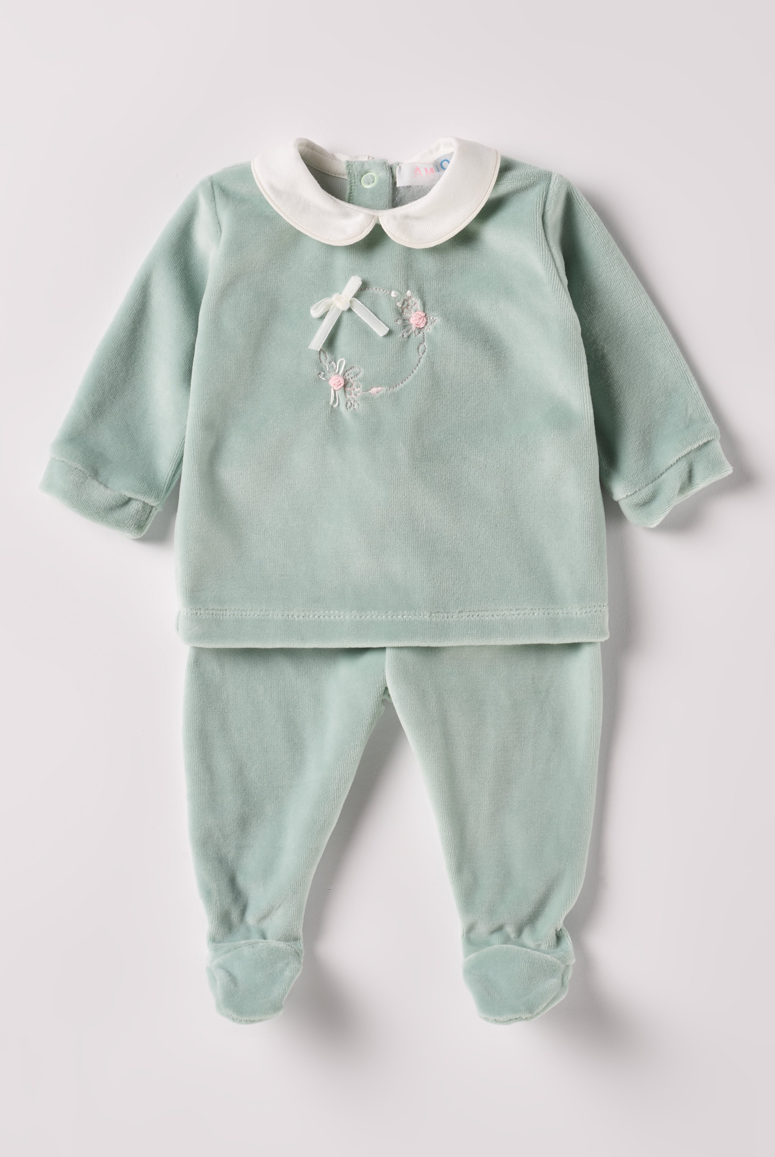 Der weiche und wärmespendende Zweiteiler von AMIO Firenze mit weißem Kragen und Handstickerei ist der perfekte Begleiter für den Alltag in der kalten Jahreszeit. Maximaler Tragekomfort, gepaart mit einer herausragenden Passform aus Samt (Ciniglia). Das Modell hat einen praktischen Schnitt, um etwa die Windel schnell und unkompliziert wechseln zu können. Das Set aus Oberteil und Hose ist vielseitig kombinierbar. Ein AMIO Firenze Must-Have für jede Grundausstattung.