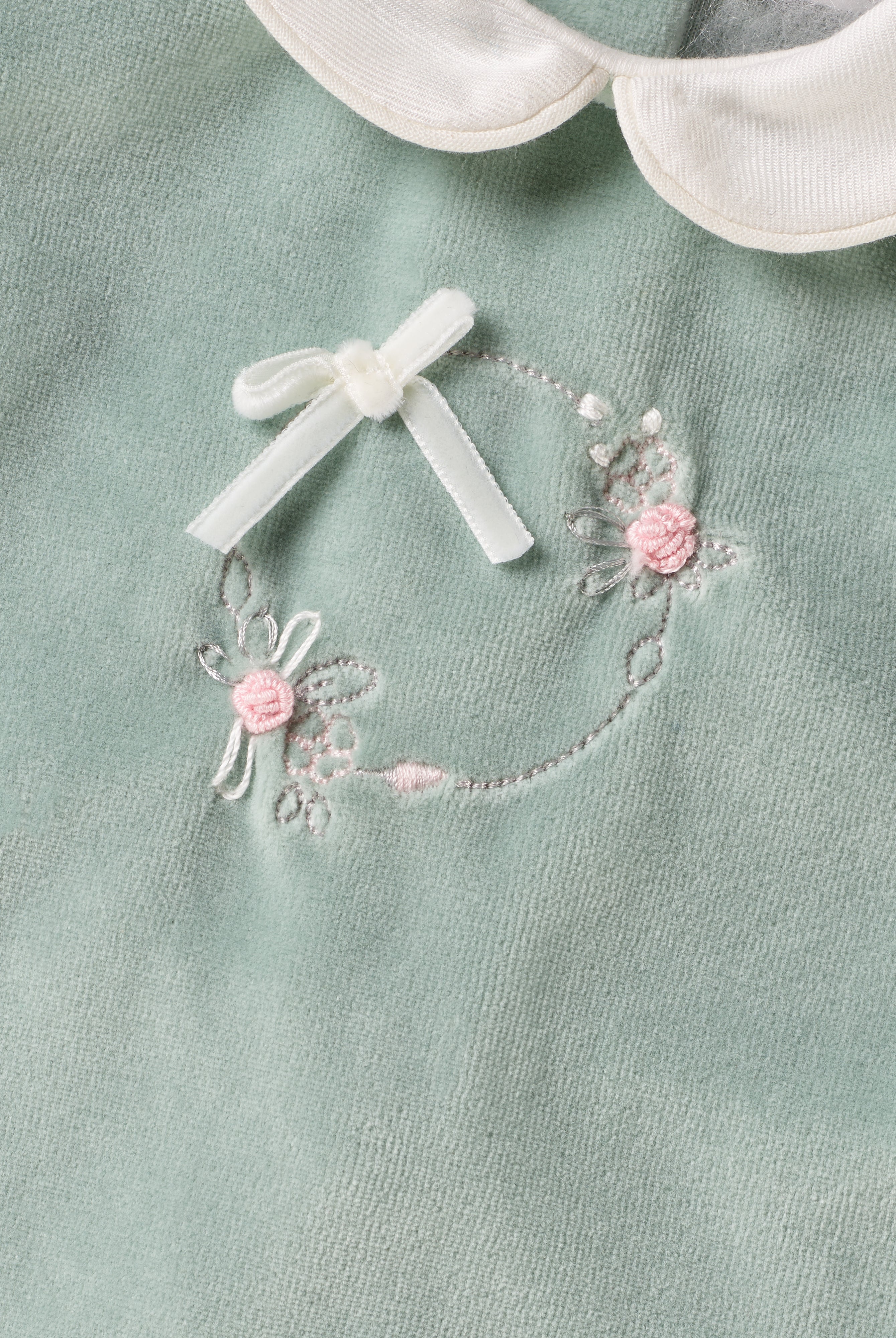 Der weiche und wärmespendende Zweiteiler von AMIO Firenze mit weißem Kragen und Handstickerei ist der perfekte Begleiter für den Alltag in der kalten Jahreszeit. Maximaler Tragekomfort, gepaart mit einer herausragenden Passform aus Samt (Ciniglia). Das Modell hat einen praktischen Schnitt, um etwa die Windel schnell und unkompliziert wechseln zu können. Das Set aus Oberteil und Hose ist vielseitig kombinierbar. Ein AMIO Firenze Must-Have für jede Grundausstattung.