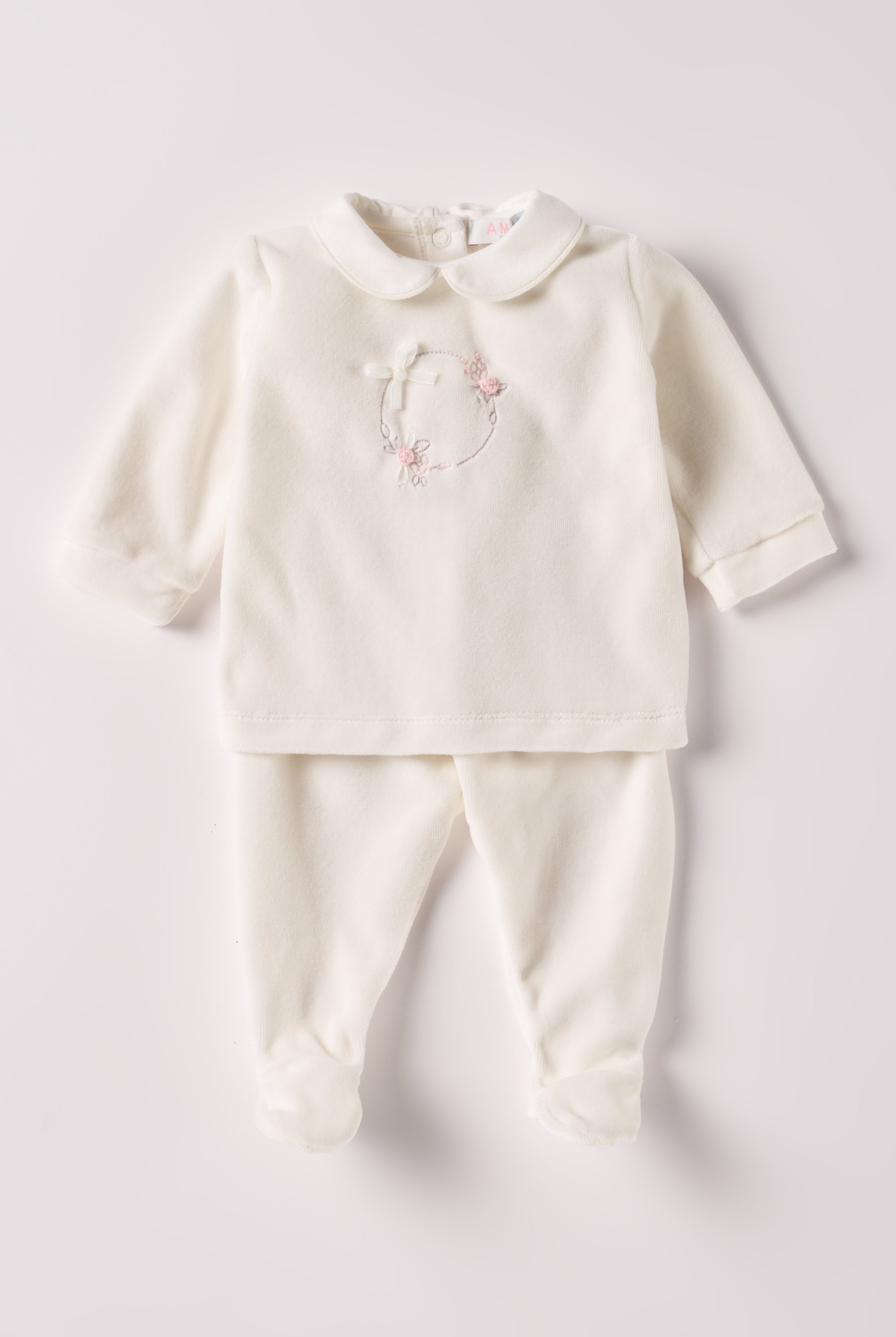 Der weiche und wärmespendende Zweiteiler von AMIO Firenze mit weißem Kragen und Handstickerei ist der perfekte Begleiter für den Alltag in der kalten Jahreszeit. Maximaler Tragekomfort, gepaart mit einer herausragenden Passform aus Samt (Ciniglia). Das Modell hat einen praktischen Schnitt, um etwa die Windel schnell und unkompliziert wechseln zu können. Das Set aus Oberteil und Hose ist vielseitig kombinierbar. Ein AMIO Firenze Must-Have für jede Grundausstattung.