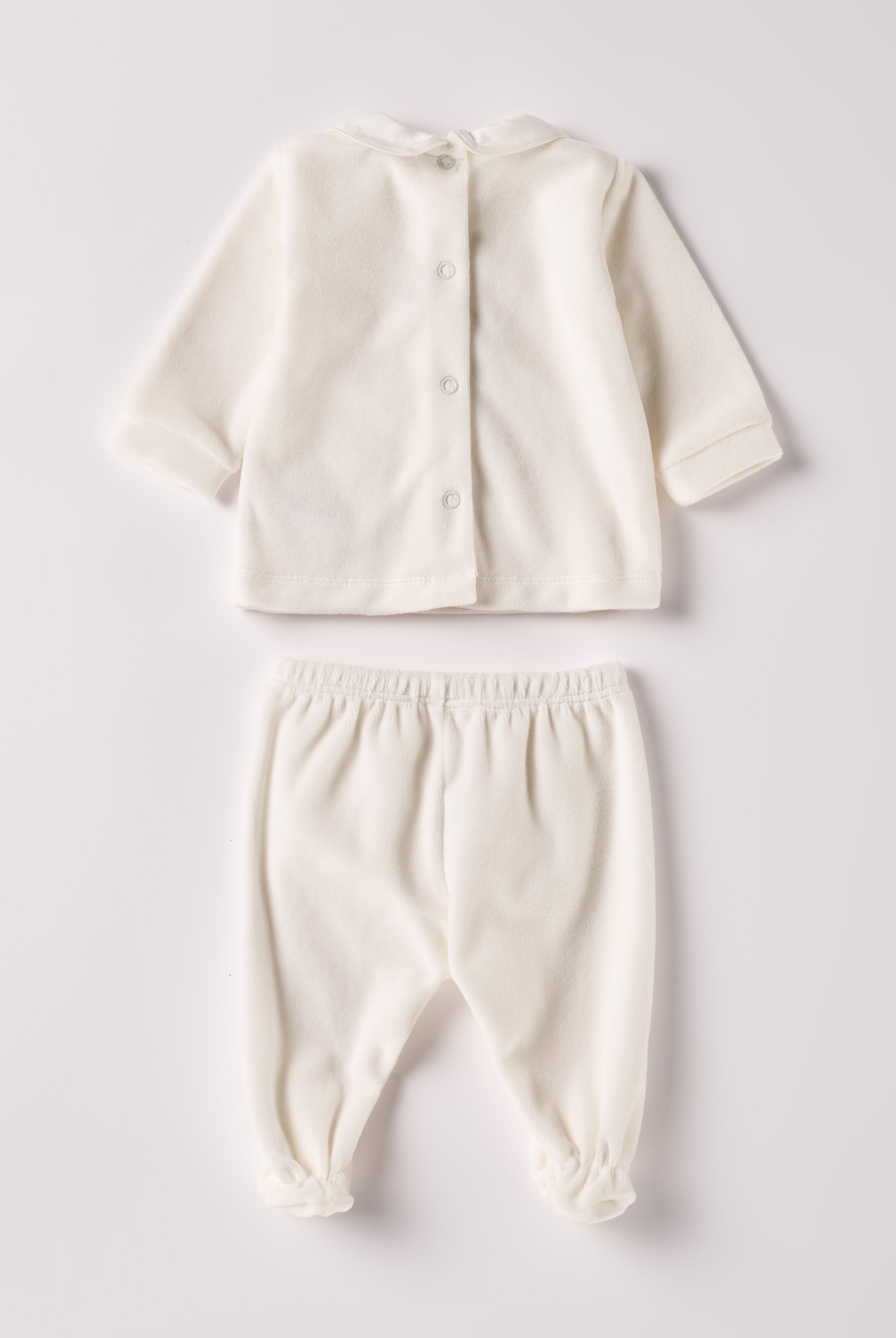 Der weiche und wärmespendende Zweiteiler von AMIO Firenze mit weißem Kragen und Handstickerei ist der perfekte Begleiter für den Alltag in der kalten Jahreszeit. Maximaler Tragekomfort, gepaart mit einer herausragenden Passform aus Samt (Ciniglia). Das Modell hat einen praktischen Schnitt, um etwa die Windel schnell und unkompliziert wechseln zu können. Das Set aus Oberteil und Hose ist vielseitig kombinierbar. Ein AMIO Firenze Must-Have für jede Grundausstattung.