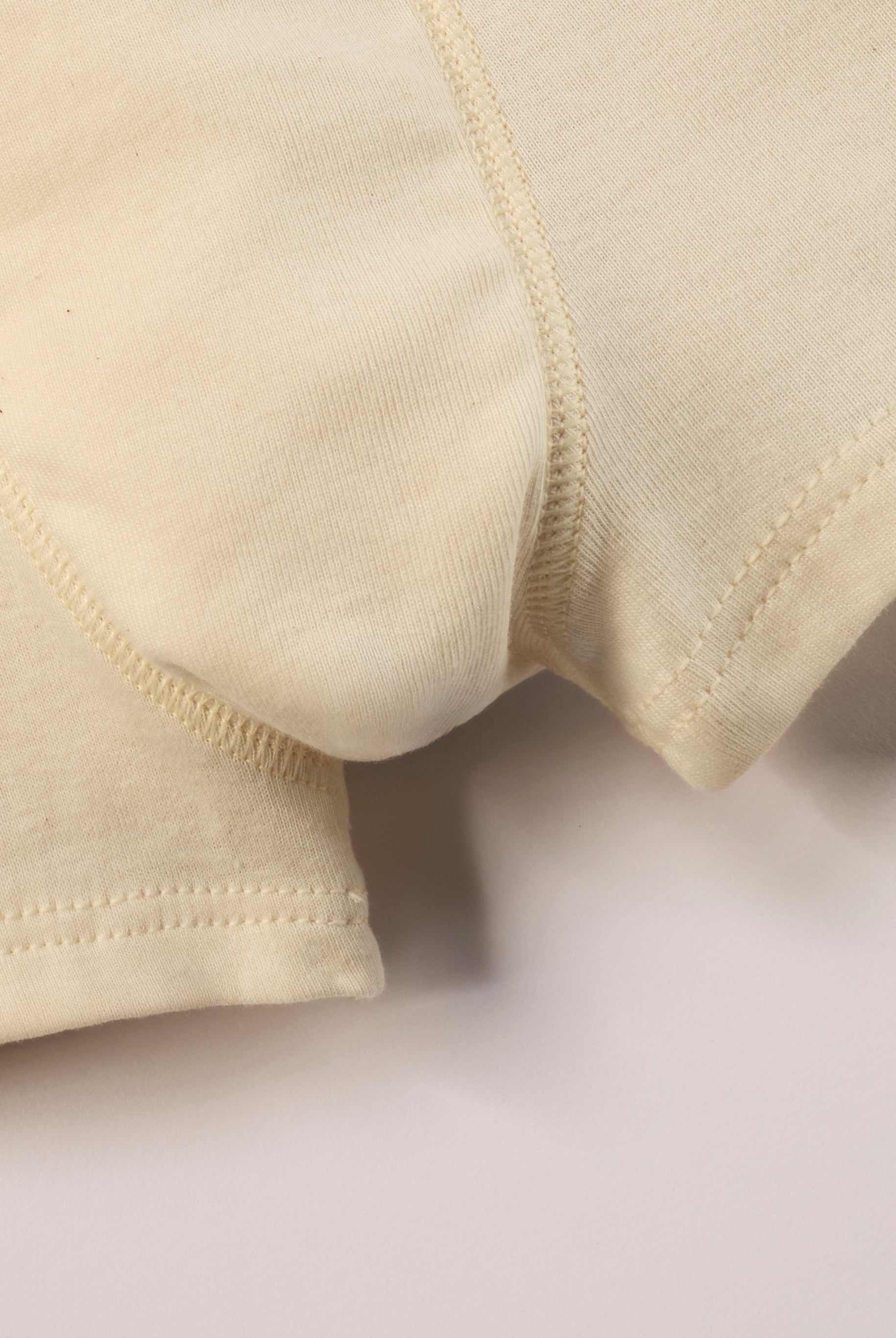 Die Jungen Boxershorts bestehen aus 100% naturbelassener, organischer Baumwolle – ohne Färbung, ohne Bleiche. Gerade bei Unterwäsche ist die Materialwahl entscheidend: Durch den permanenten Hautkontakt und Reibung kann empfindliche Kinderhaut schnell gereizt reagieren. Die unbehandelte Baumwolle fühlt sich weich an, ist atmungsaktiv und wurde bewusst für maximalen Hautkomfort gewählt. Boxershorts-Modell ohne vertikale Naht in der Mitte.