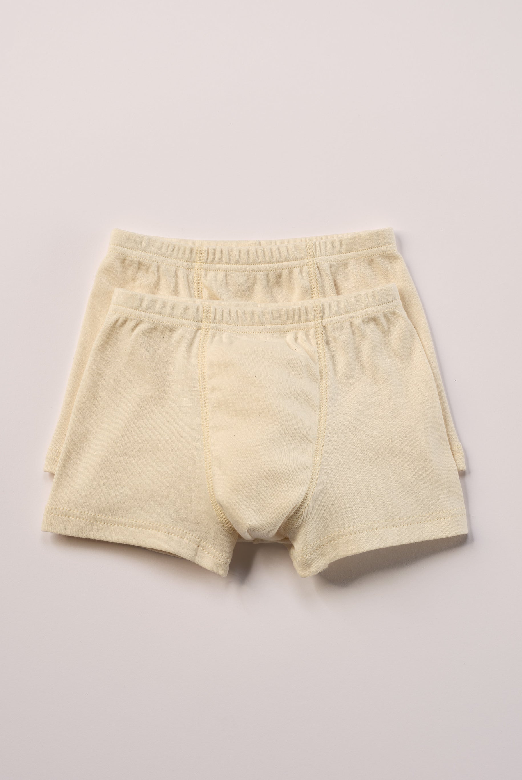 Die Jungen Boxershorts bestehen aus 100% naturbelassener, organischer Baumwolle – ohne Färbung, ohne Bleiche. Gerade bei Unterwäsche ist die Materialwahl entscheidend: Durch den permanenten Hautkontakt und Reibung kann empfindliche Kinderhaut schnell gereizt reagieren. Die unbehandelte Baumwolle fühlt sich weich an, ist atmungsaktiv und wurde bewusst für maximalen Hautkomfort gewählt. Boxershorts-Modell ohne vertikale Naht in der Mitte.