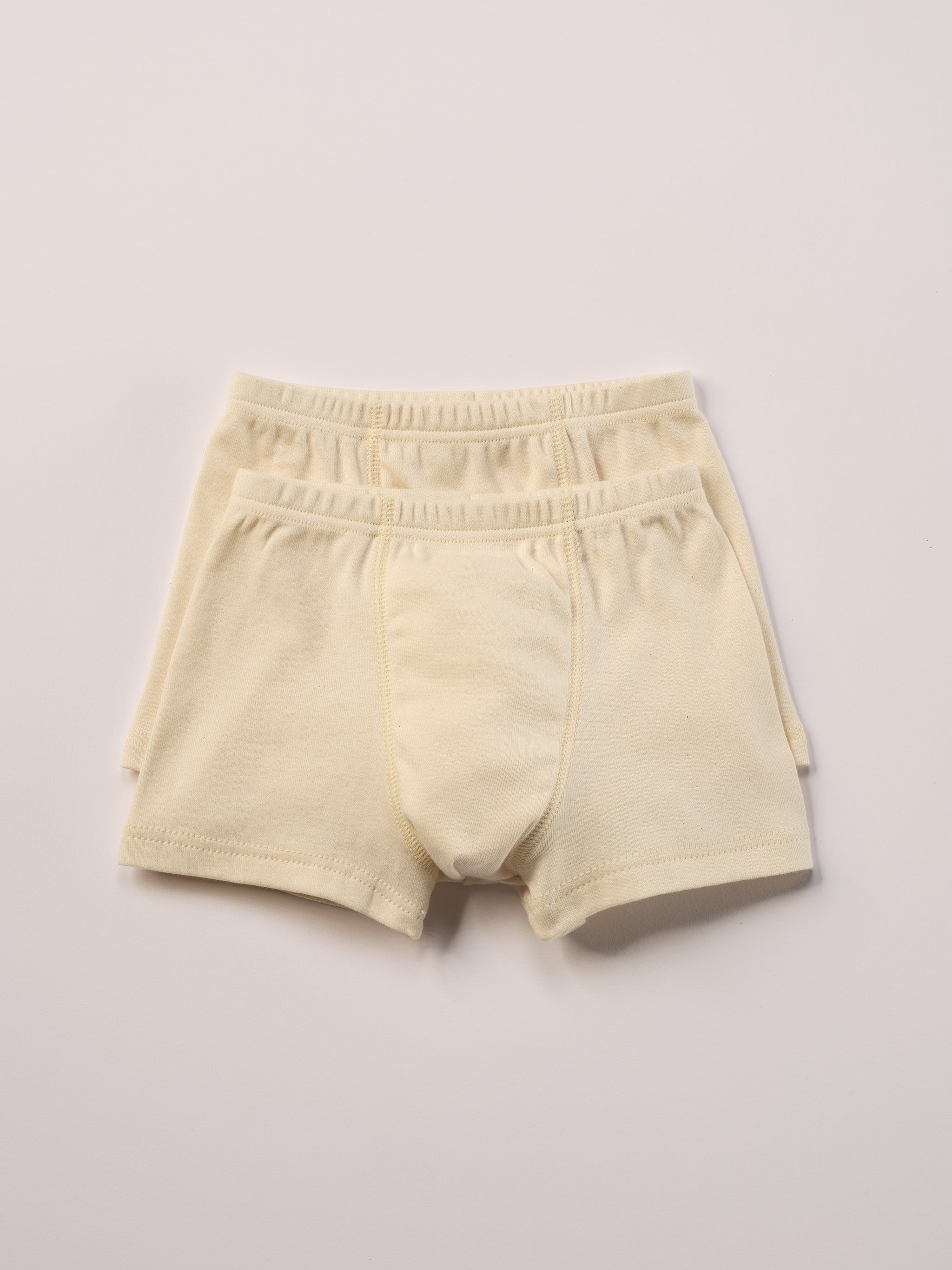 Die Jungen Boxershorts bestehen aus 100% naturbelassener, organischer Baumwolle – ohne Färbung, ohne Bleiche. Gerade bei Unterwäsche ist die Materialwahl entscheidend: Durch den permanenten Hautkontakt und Reibung kann empfindliche Kinderhaut schnell gereizt reagieren. Die unbehandelte Baumwolle fühlt sich weich an, ist atmungsaktiv und wurde bewusst für maximalen Hautkomfort gewählt. Boxershorts-Modell ohne vertikale Naht in der Mitte.