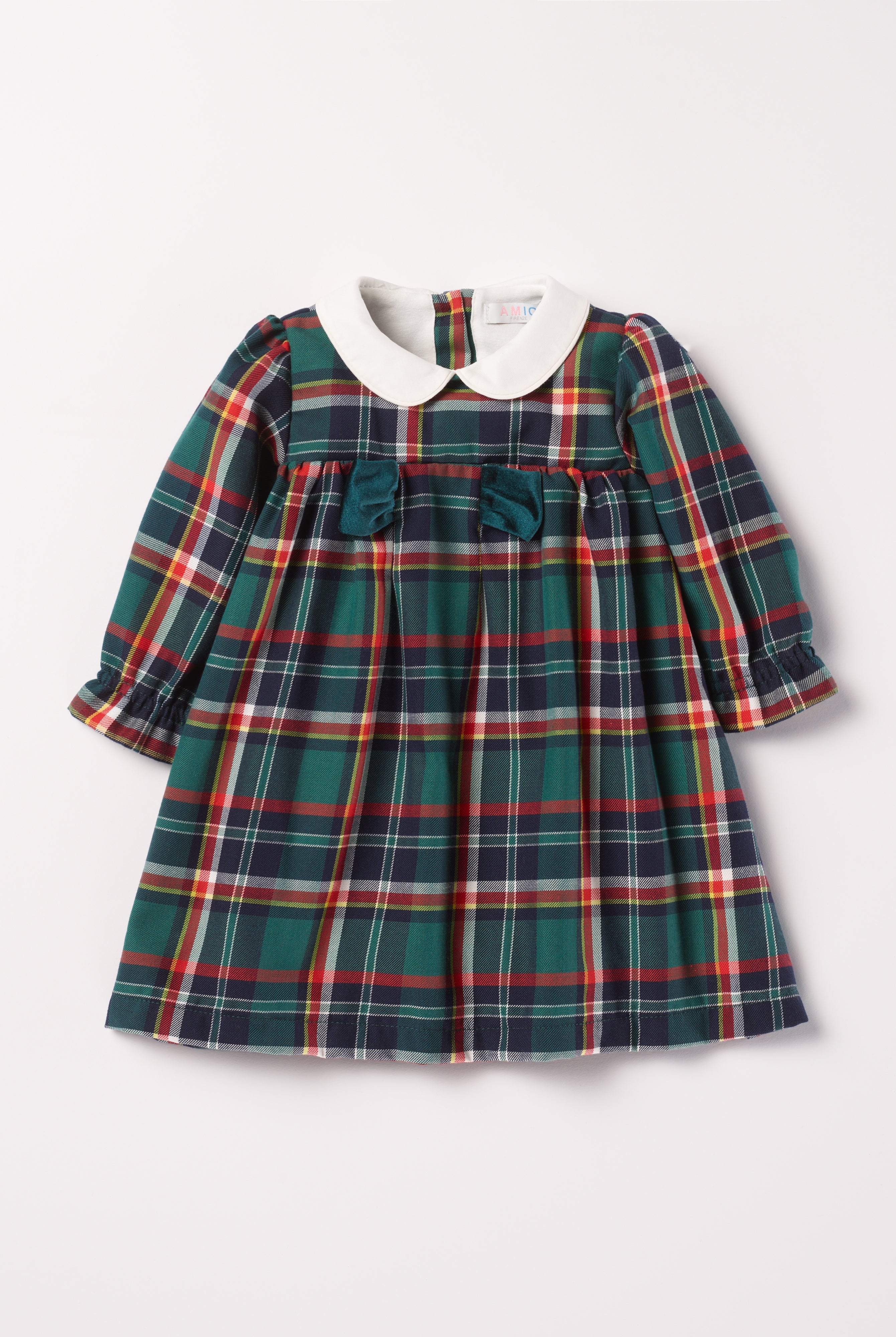 Dieses klassische Tartan-Kleid ist ein eleganter Blickfang für Weihnachten und festliche Anlässe. Der weiche Baumwollstoff liegt angenehm auf der Haut und das Unterkleid sorgt für ein geschmeidiges Tragegefühl. Das klassische Design verleiht jedem Auftritt eine festliche Note und bringt stilvollen Glanz in die Weihnachtszeit.
Höchste Qualität, bestes Preis-Leistungs-Verhältnis MADE IN ITALY.