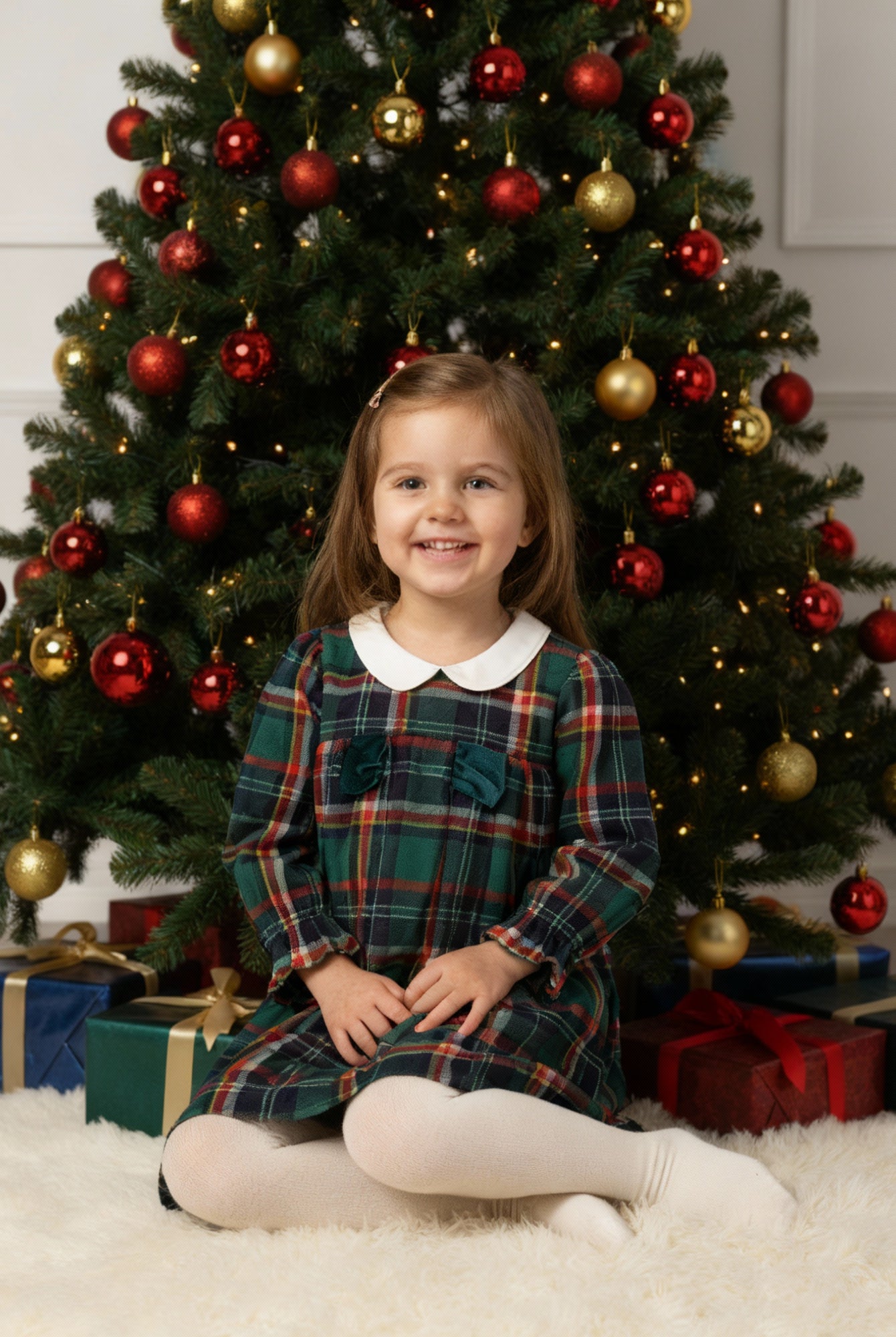 Dieses klassische Tartan-Kleid ist ein eleganter Blickfang für Weihnachten und festliche Anlässe. Der weiche Baumwollstoff liegt angenehm auf der Haut und das Unterkleid sorgt für ein geschmeidiges Tragegefühl. Das klassische Design verleiht jedem Auftritt eine festliche Note und bringt stilvollen Glanz in die Weihnachtszeit.
Höchste Qualität, bestes Preis-Leistungs-Verhältnis MADE IN ITALY.