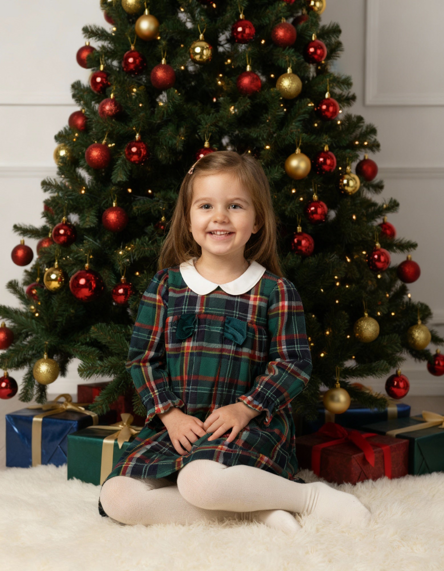 Dieses klassische Tartan-Kleid ist ein eleganter Blickfang für Weihnachten und festliche Anlässe. Der weiche Baumwollstoff liegt angenehm auf der Haut und das Unterkleid sorgt für ein geschmeidiges Tragegefühl. Das klassische Design verleiht jedem Auftritt eine festliche Note und bringt stilvollen Glanz in die Weihnachtszeit.
Höchste Qualität, bestes Preis-Leistungs-Verhältnis MADE IN ITALY.