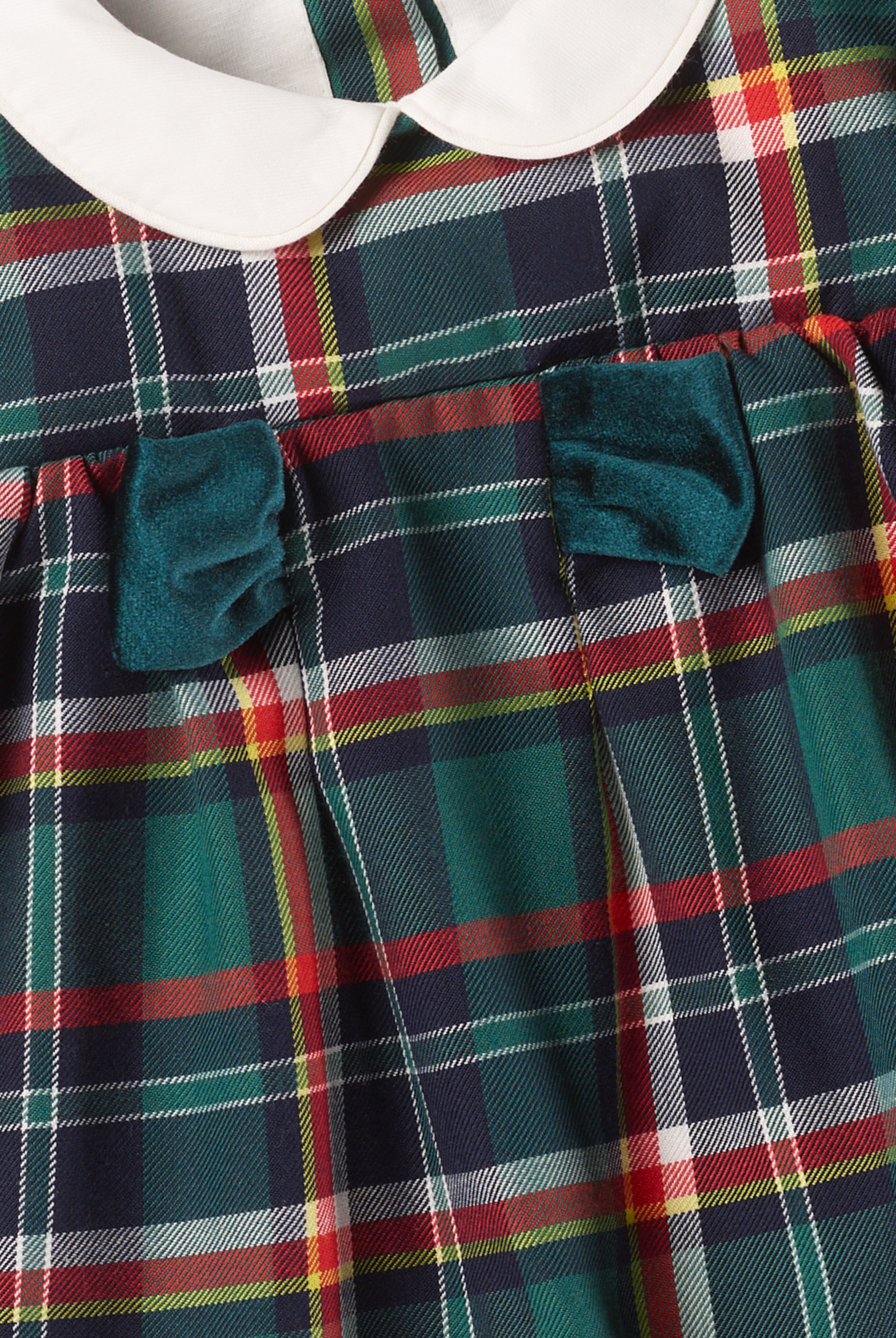 Dieses klassische Tartan-Kleid ist ein eleganter Blickfang für Weihnachten und festliche Anlässe. Der weiche Baumwollstoff liegt angenehm auf der Haut und das Unterkleid sorgt für ein geschmeidiges Tragegefühl. Das klassische Design verleiht jedem Auftritt eine festliche Note und bringt stilvollen Glanz in die Weihnachtszeit.
Höchste Qualität, bestes Preis-Leistungs-Verhältnis MADE IN ITALY.