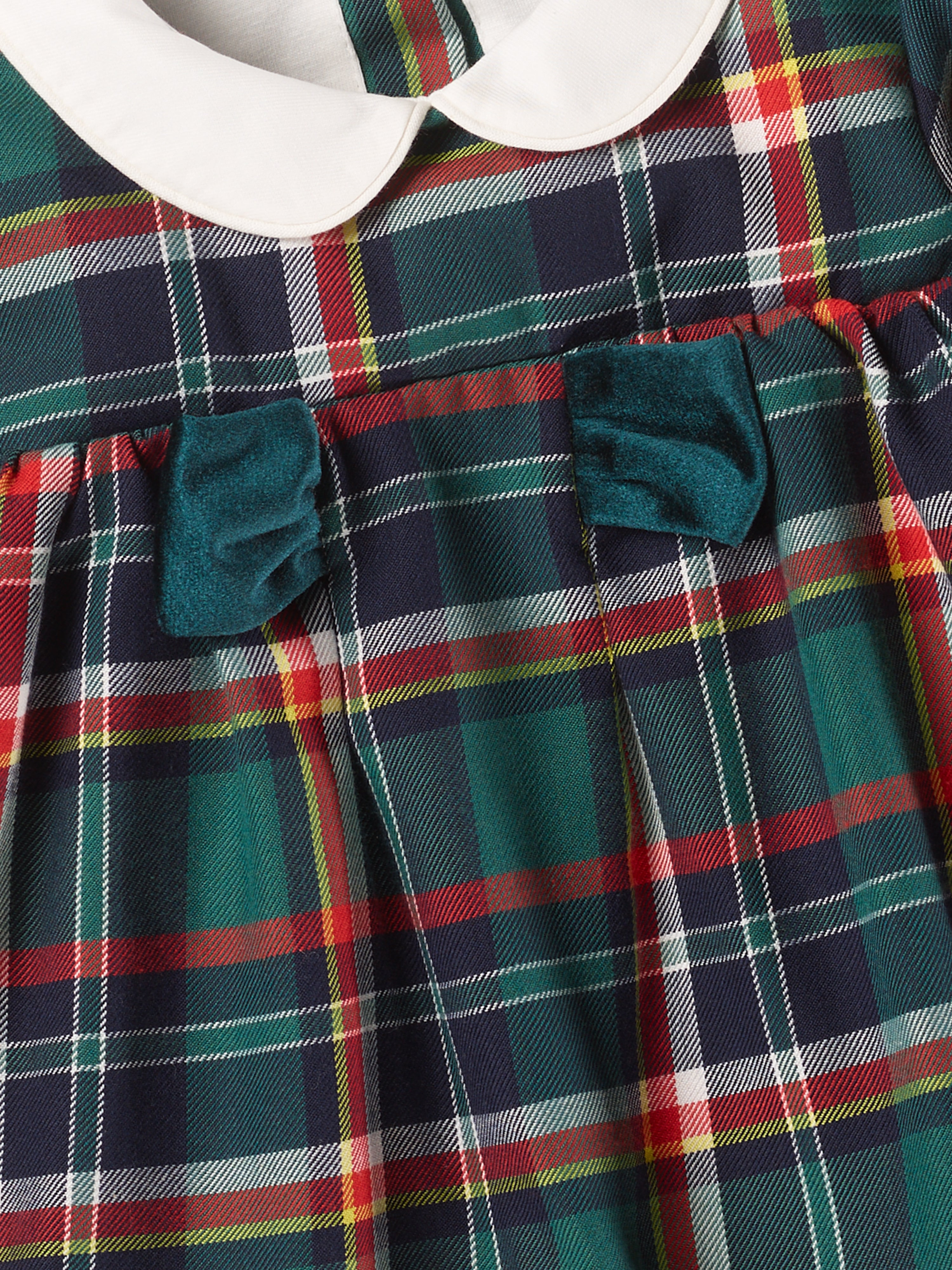 Dieses klassische Tartan-Kleid ist ein eleganter Blickfang für Weihnachten und festliche Anlässe. Der weiche Baumwollstoff liegt angenehm auf der Haut und das Unterkleid sorgt für ein geschmeidiges Tragegefühl. Das klassische Design verleiht jedem Auftritt eine festliche Note und bringt stilvollen Glanz in die Weihnachtszeit.
Höchste Qualität, bestes Preis-Leistungs-Verhältnis MADE IN ITALY.
