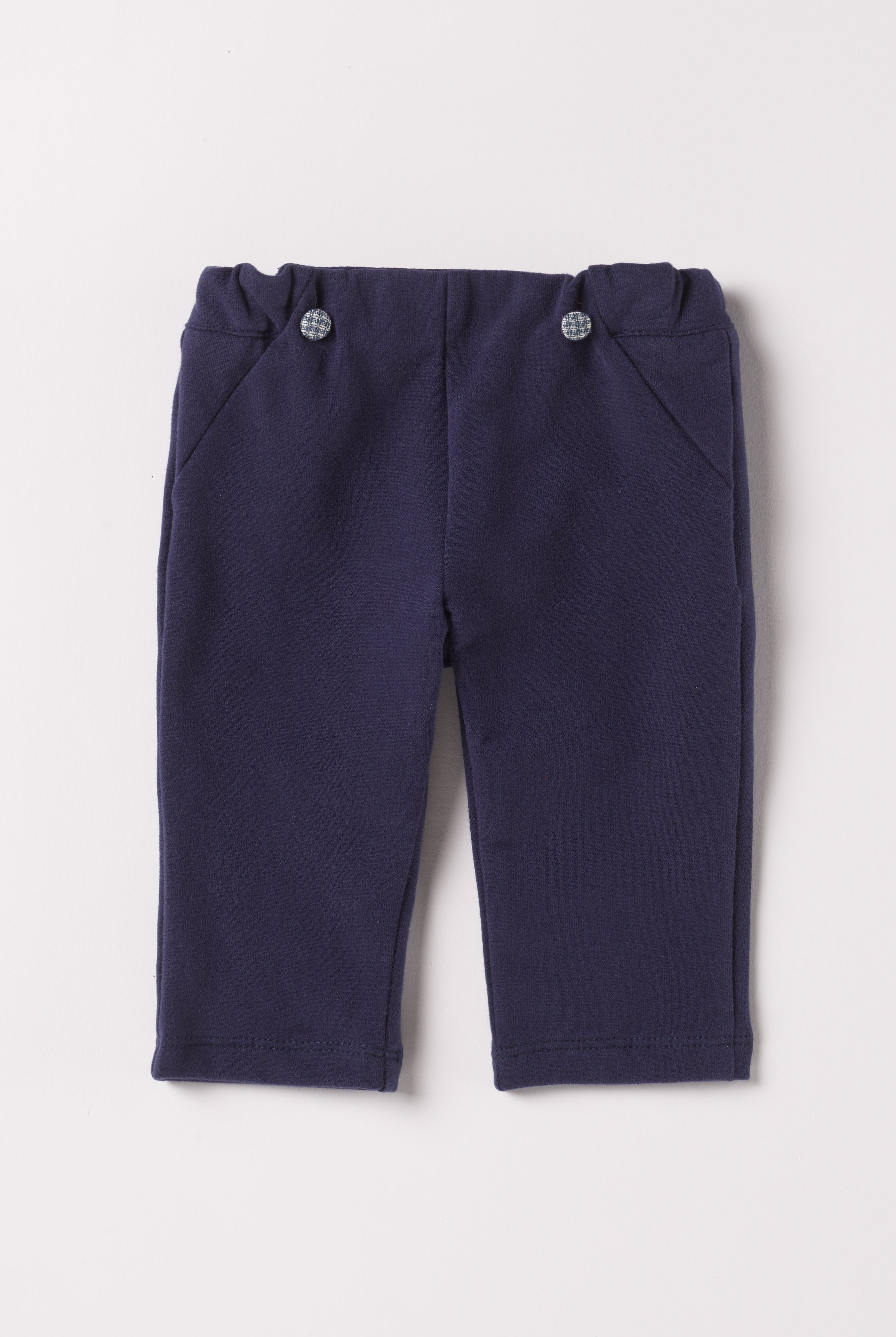 Diese klassische Hose mit gradem Schnitt, gefertigt aus Felpa Stoff mit Innenflanell, ist besonders weich und bietet einen hohen Tragekomfort. Die Breite lässt sich durch den elastischen Bund mit Innenknöpfen anpassen. Ein AMIO Firenze Must-Have für jede Grundausstattung.
Höchste Qualität, bestes Preis-Leistungs-Verhältnis MADE IN ITALY.