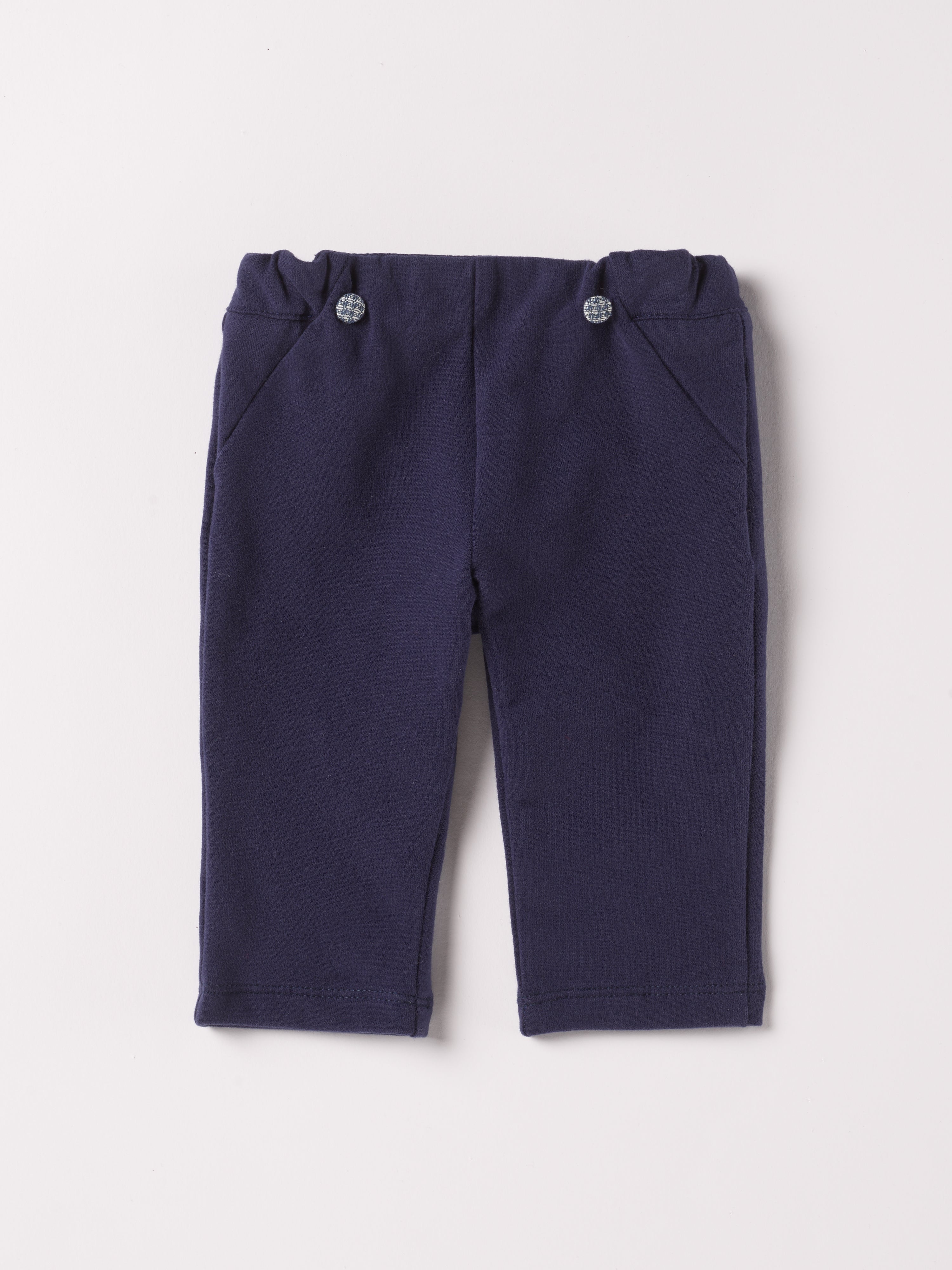 Diese klassische Hose mit gradem Schnitt, gefertigt aus Felpa Stoff mit Innenflanell, ist besonders weich und bietet einen hohen Tragekomfort. Die Breite lässt sich durch den elastischen Bund mit Innenknöpfen anpassen. Ein AMIO Firenze Must-Have für jede Grundausstattung.
Höchste Qualität, bestes Preis-Leistungs-Verhältnis MADE IN ITALY.