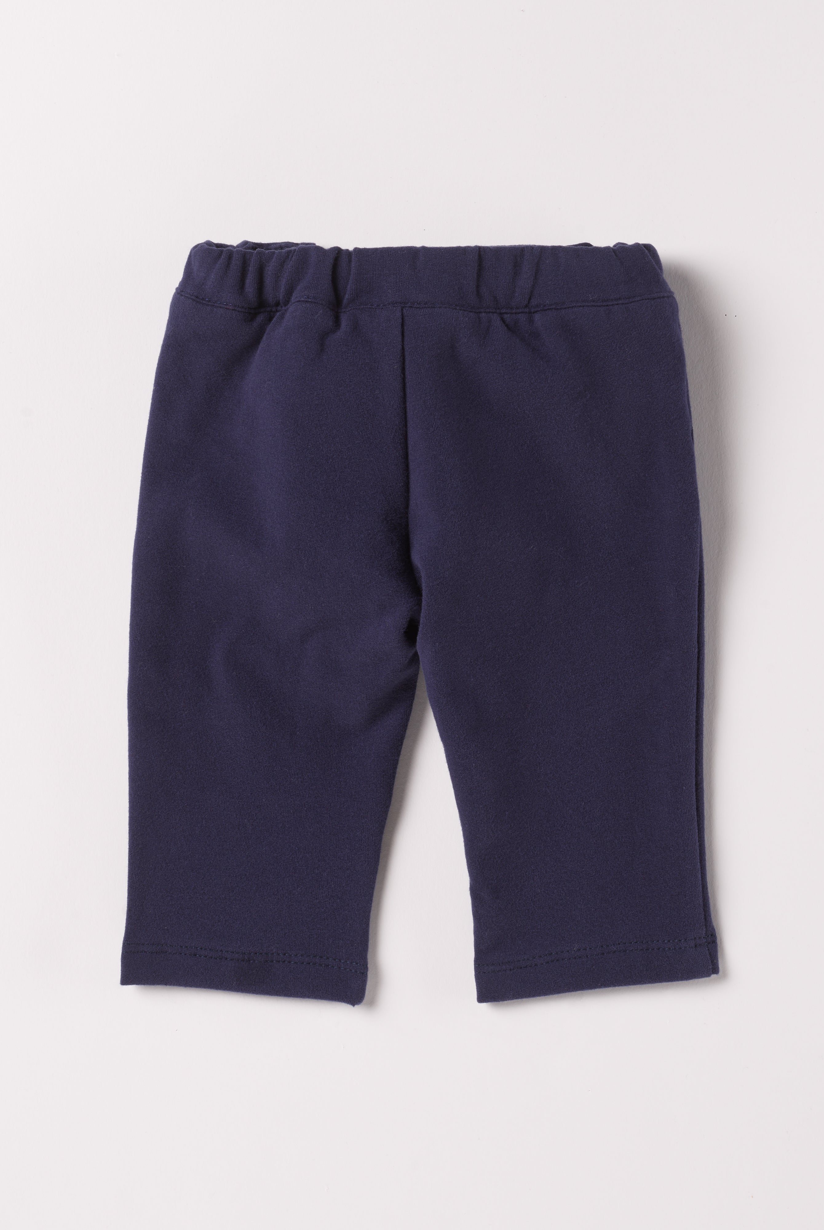 Diese klassische Hose mit gradem Schnitt, gefertigt aus Felpa Stoff mit Innenflanell, ist besonders weich und bietet einen hohen Tragekomfort. Die Breite lässt sich durch den elastischen Bund mit Innenknöpfen anpassen. Ein AMIO Firenze Must-Have für jede Grundausstattung.
Höchste Qualität, bestes Preis-Leistungs-Verhältnis MADE IN ITALY.