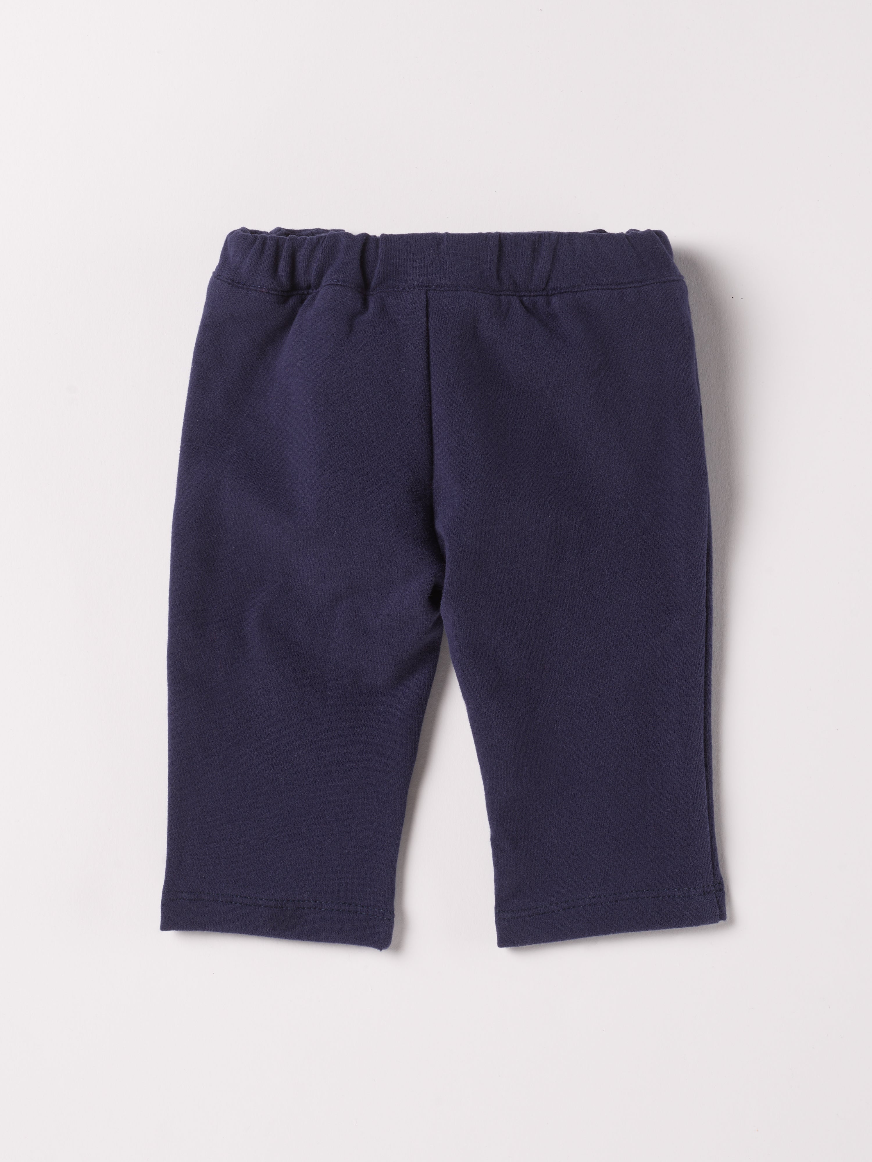 Diese klassische Hose mit gradem Schnitt, gefertigt aus Felpa Stoff mit Innenflanell, ist besonders weich und bietet einen hohen Tragekomfort. Die Breite lässt sich durch den elastischen Bund mit Innenknöpfen anpassen. Ein AMIO Firenze Must-Have für jede Grundausstattung.
Höchste Qualität, bestes Preis-Leistungs-Verhältnis MADE IN ITALY.