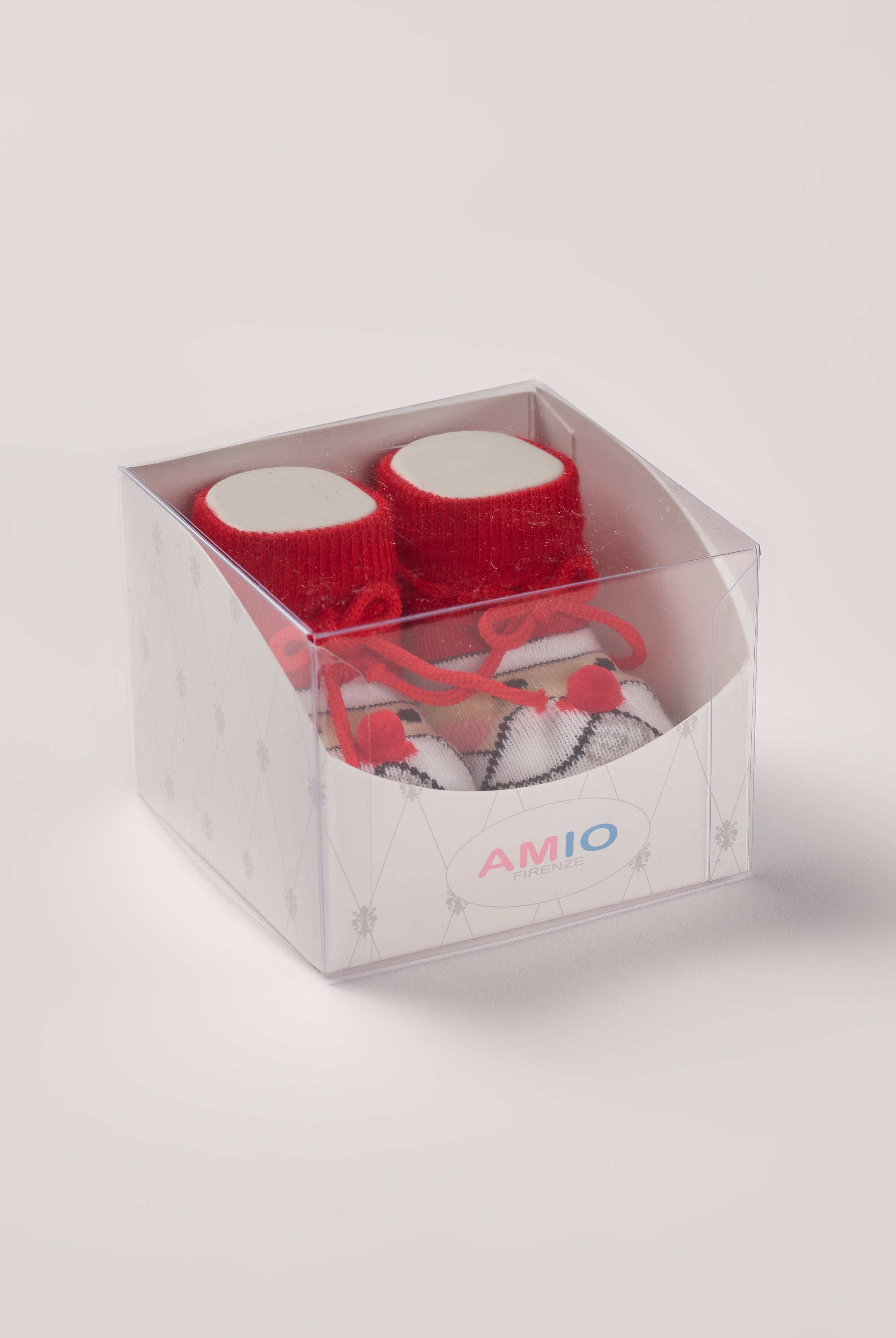 Die weihnachtlichen Baby Booties verfügen über einen niedlichen eingewebten Santa und eignen sich perfekt als Geschenk für Babypartys oder als süße Schwangerschaftsankündigung für Freunde und Verwandte während der Weihnachtszeit. Die feine Schnürung bietet besonderen Halt am Fuß. Unsere Scarpine werden in einer ansprechenden Geschenkbox präsentiert.
Höchste Qualität, bestes Preis-Leistungs-Verhältnis MADE IN ITALY.
