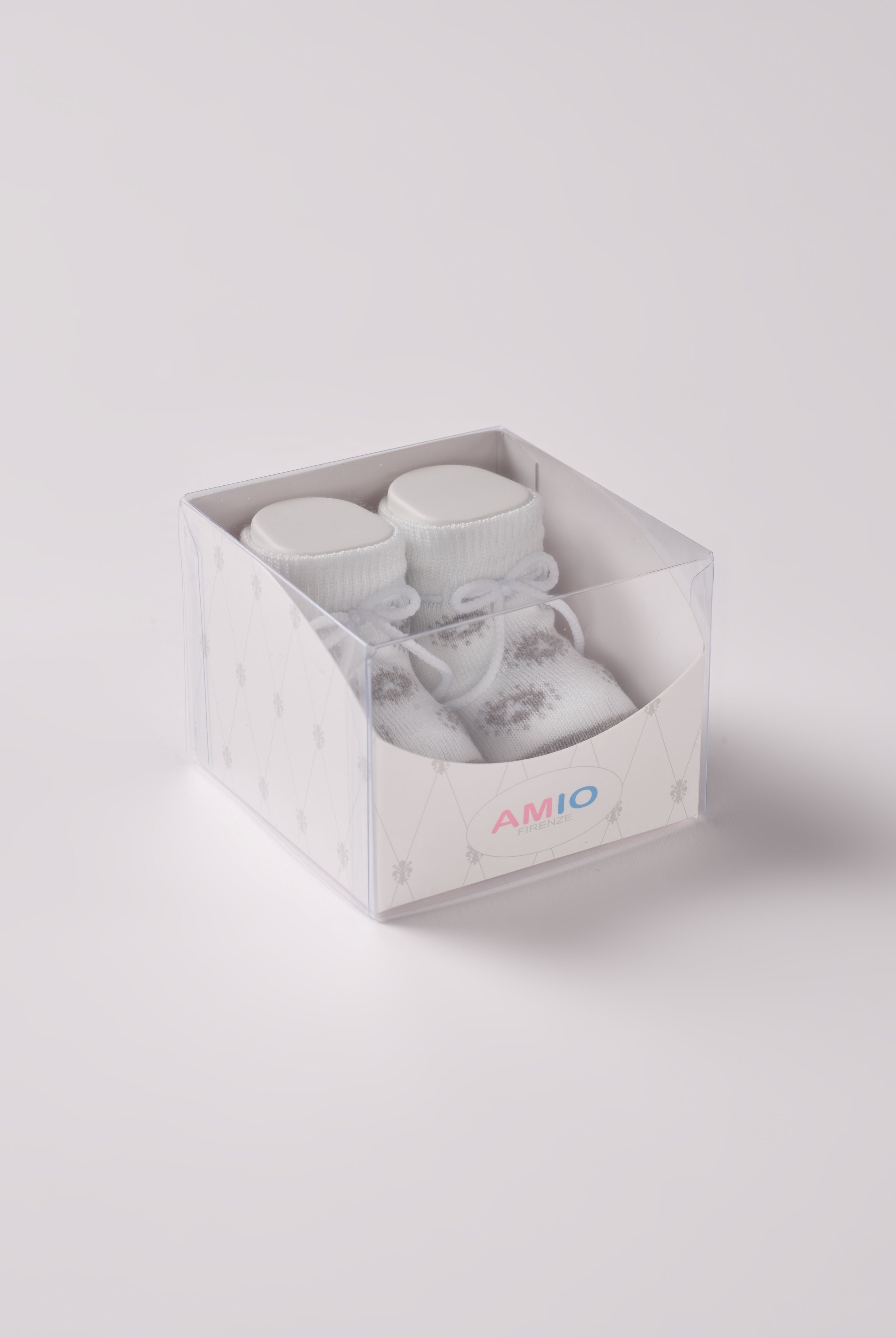 Die Baby Booties verfügen über eingewebte Sternenmuster und eignen sich perfekt als Geschenk für Babypartys oder als süße Schwangerschaftsankündigung für Freunde und Verwandte. Die feine Schnürung bietet besonderen Halt am Fuß. Unsere Scarpine werden in einer ansprechenden Geschenkbox präsentiert.
Höchste Qualität, bestes Preis-Leistungs-Verhältnis MADE IN ITALY.