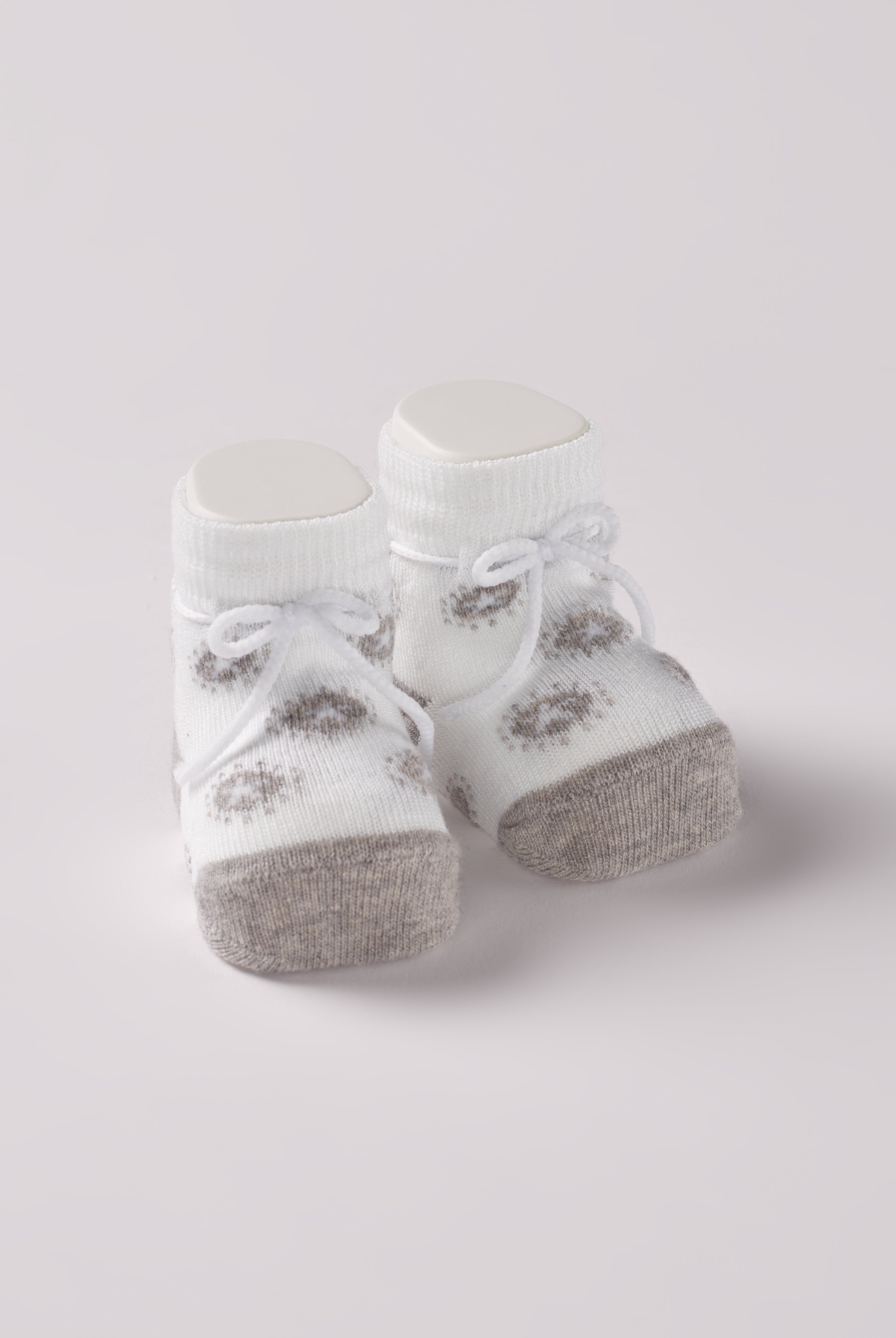 Die Baby Booties verfügen über eingewebte Sternenmuster und eignen sich perfekt als Geschenk für Babypartys oder als süße Schwangerschaftsankündigung für Freunde und Verwandte. Die feine Schnürung bietet besonderen Halt am Fuß. Unsere Scarpine werden in einer ansprechenden Geschenkbox präsentiert.
Höchste Qualität, bestes Preis-Leistungs-Verhältnis MADE IN ITALY.