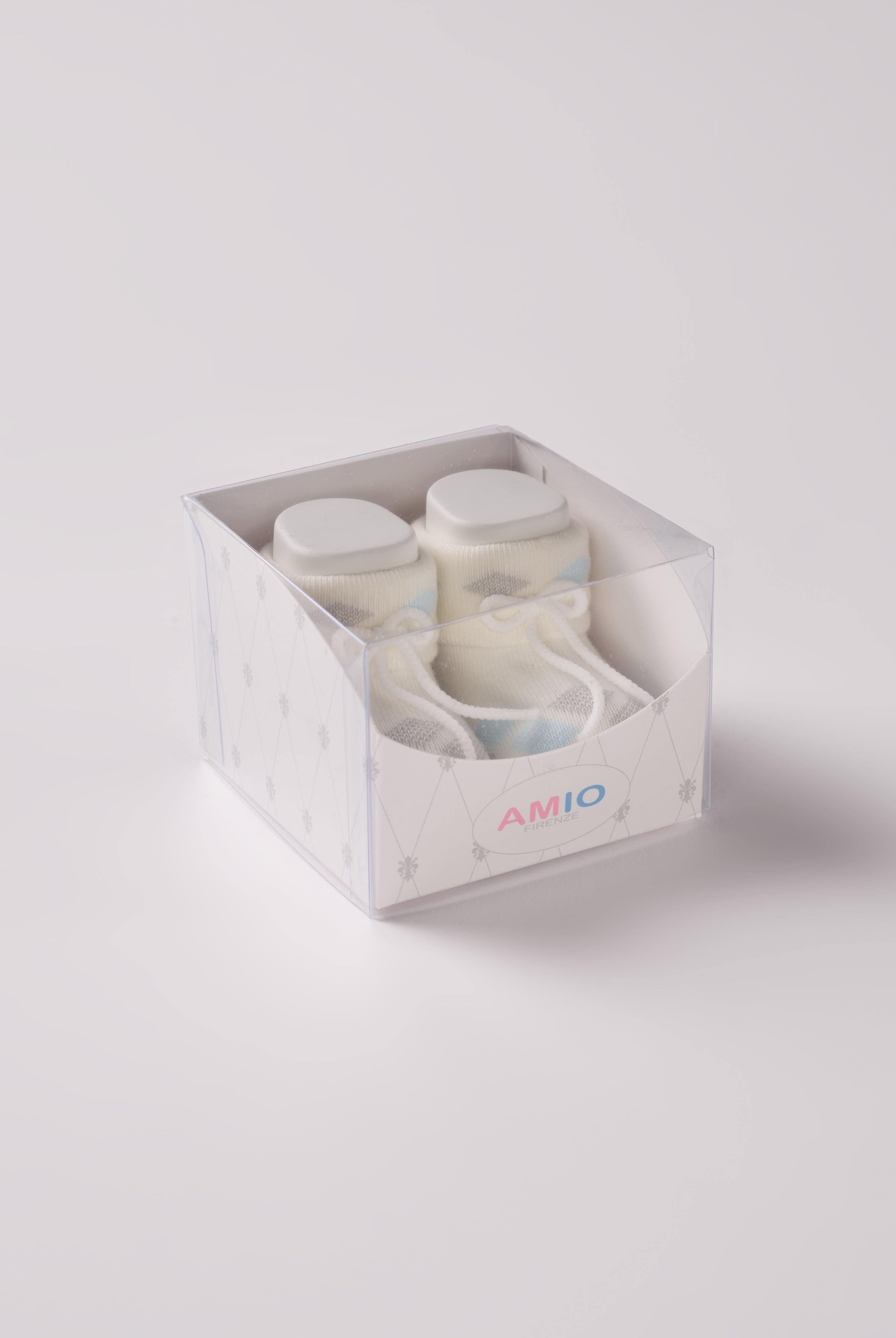 Die Baby Booties verfügen über ein eingewebtes Argyle Muster, was sie zu einem echten Herrenklassiker macht. Sie eignen sich perfekt als Geschenk für Babypartys oder als süße Schwangerschaftsankündigung für Freunde und Verwandte. Die feine Schnürung bietet besonderen Halt am Fuß. Unsere Scarpine werden in einer ansprechenden Geschenkbox präsentiert.
Höchste Qualität, bestes Preis-Leistungs-Verhältnis MADE IN ITALY.