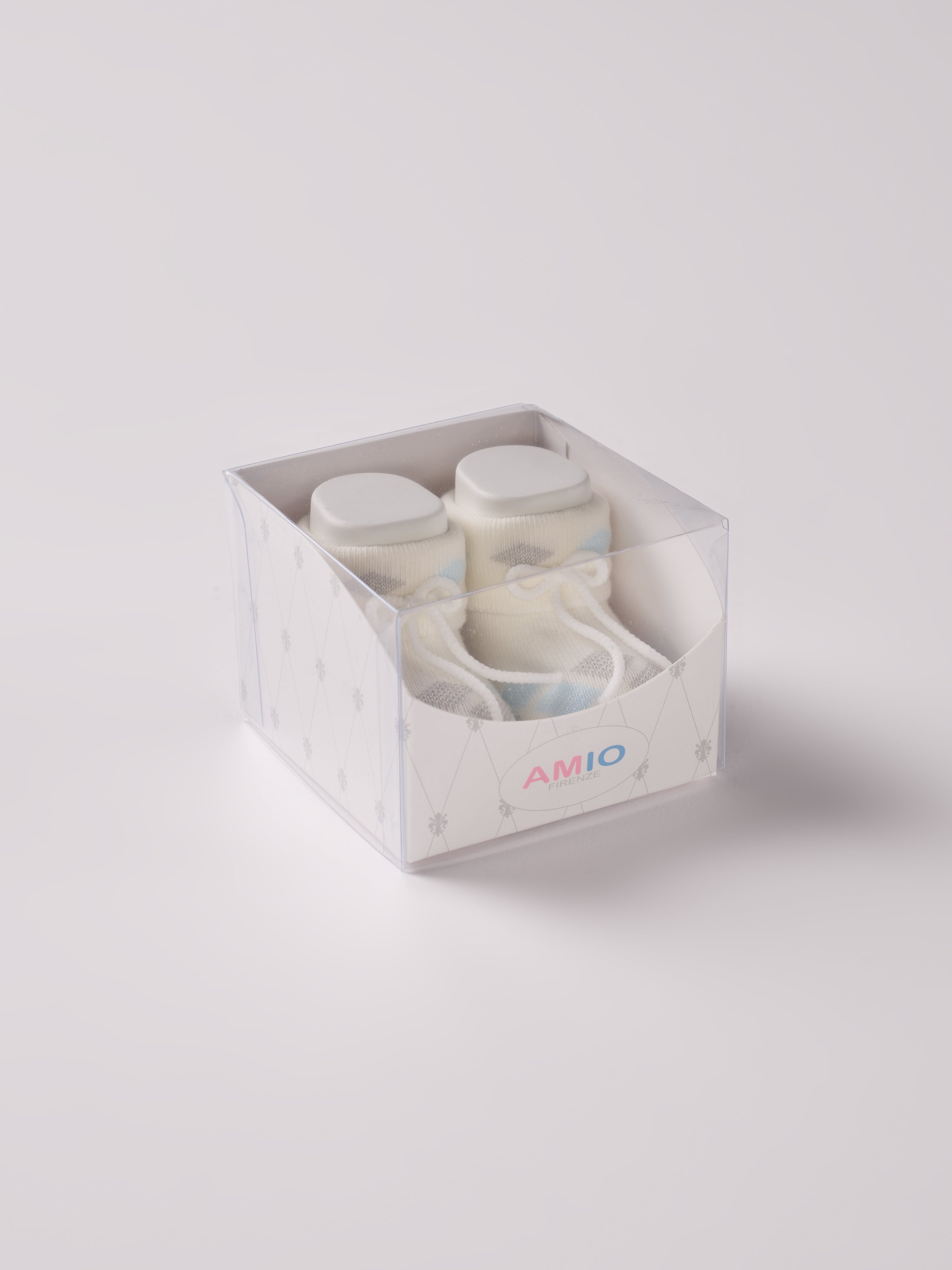 Die Baby Booties verfügen über ein eingewebtes Argyle Muster, was sie zu einem echten Herrenklassiker macht. Sie eignen sich perfekt als Geschenk für Babypartys oder als süße Schwangerschaftsankündigung für Freunde und Verwandte. Die feine Schnürung bietet besonderen Halt am Fuß. Unsere Scarpine werden in einer ansprechenden Geschenkbox präsentiert.
Höchste Qualität, bestes Preis-Leistungs-Verhältnis MADE IN ITALY.