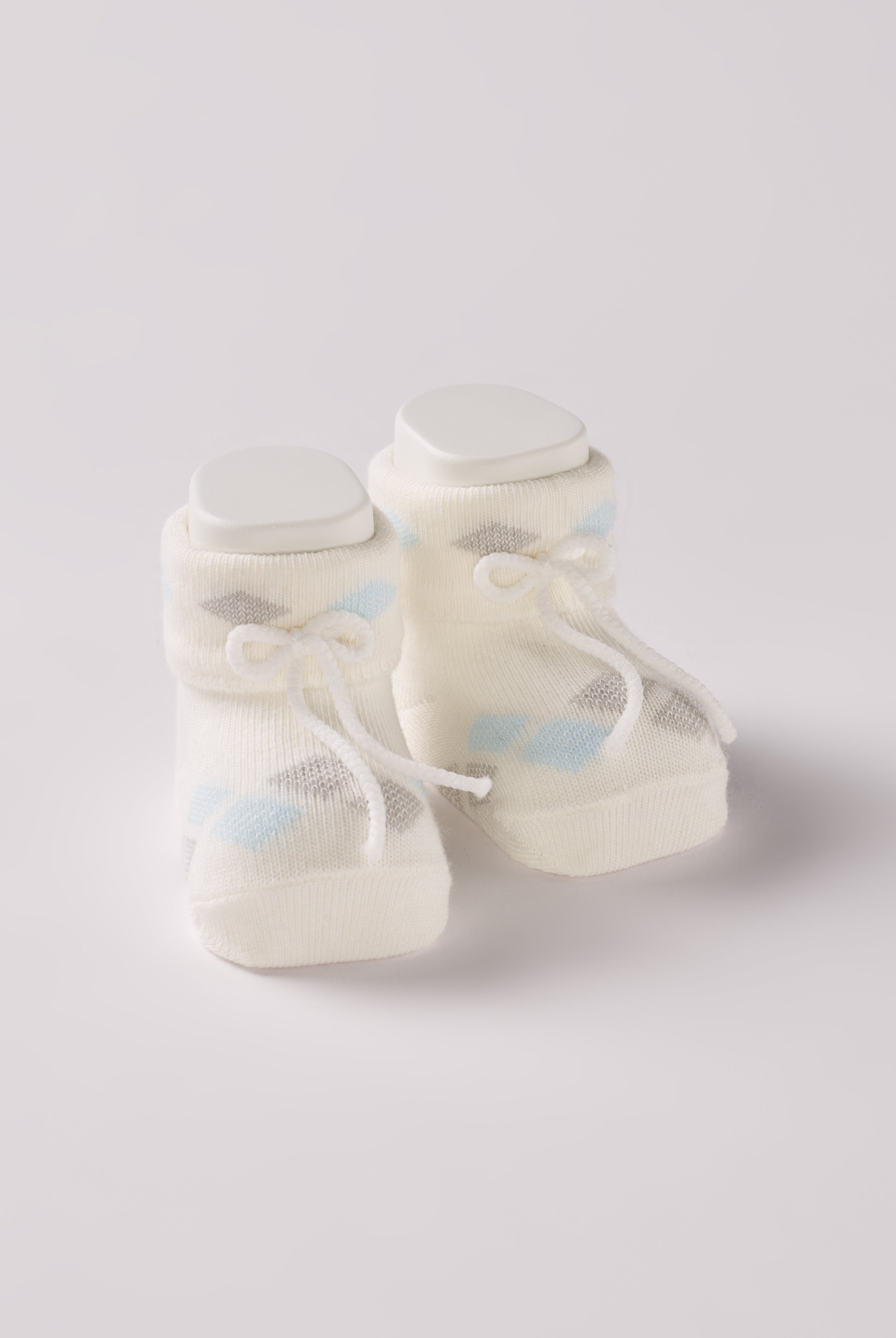 Die Baby Booties verfügen über ein eingewebtes Argyle Muster, was sie zu einem echten Herrenklassiker macht. Sie eignen sich perfekt als Geschenk für Babypartys oder als süße Schwangerschaftsankündigung für Freunde und Verwandte. Die feine Schnürung bietet besonderen Halt am Fuß. Unsere Scarpine werden in einer ansprechenden Geschenkbox präsentiert.
Höchste Qualität, bestes Preis-Leistungs-Verhältnis MADE IN ITALY.