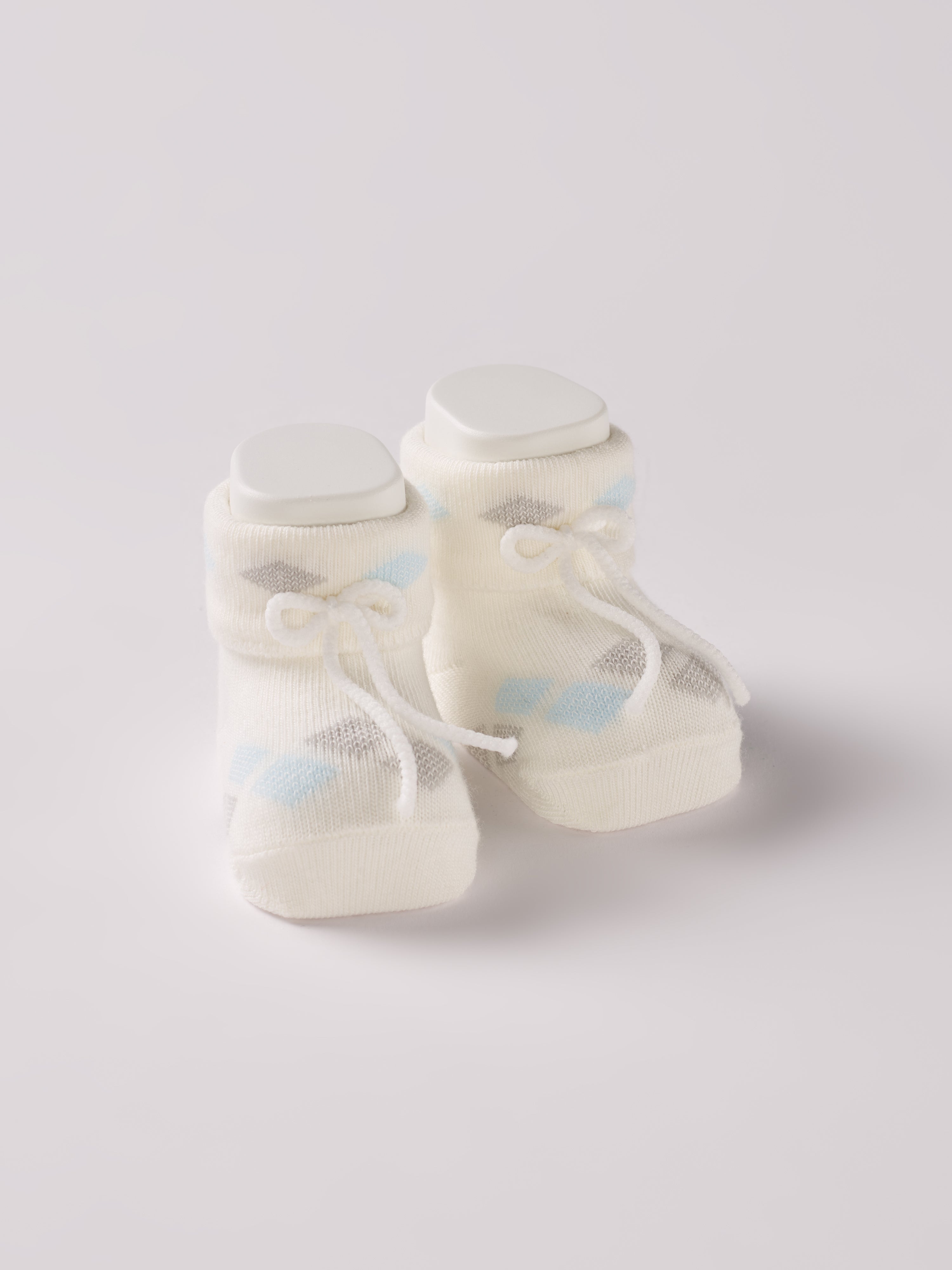 Die Baby Booties verfügen über ein eingewebtes Argyle Muster, was sie zu einem echten Herrenklassiker macht. Sie eignen sich perfekt als Geschenk für Babypartys oder als süße Schwangerschaftsankündigung für Freunde und Verwandte. Die feine Schnürung bietet besonderen Halt am Fuß. Unsere Scarpine werden in einer ansprechenden Geschenkbox präsentiert.
Höchste Qualität, bestes Preis-Leistungs-Verhältnis MADE IN ITALY.