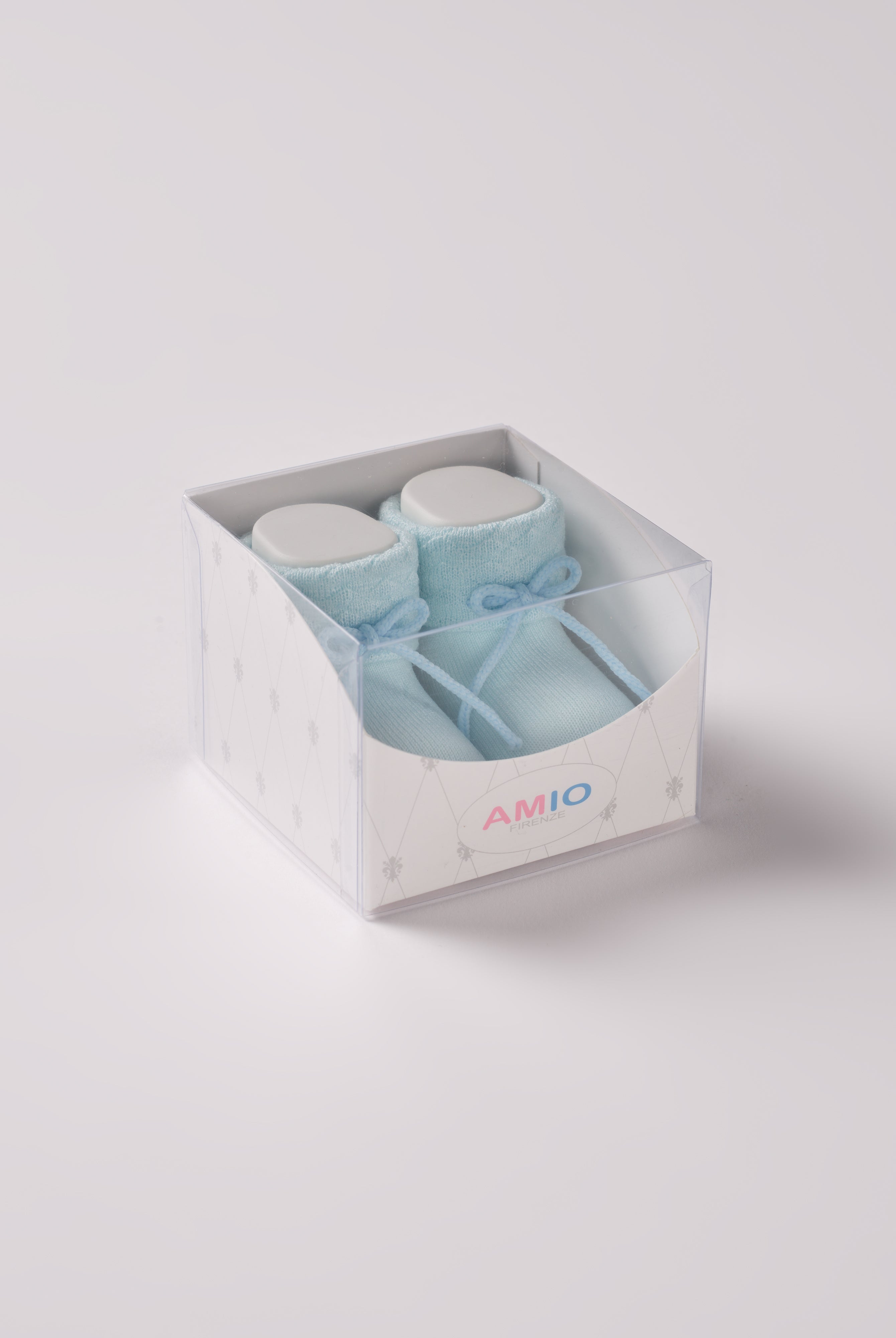 Die Baby Booties verfügen am oberen Ende über ein eingewebtes Rauten Muster und eignen sich perfekt als Geschenk für Babypartys oder als süße Schwangerschaftsankündigung für Freunde und Verwandte. Die feine Schnürung bietet besonderen Halt am Fuß. Unsere Scarpine werden in einer ansprechenden Geschenkbox präsentiert.
Höchste Qualität, bestes Preis-Leistungs-Verhältnis MADE IN ITALY.