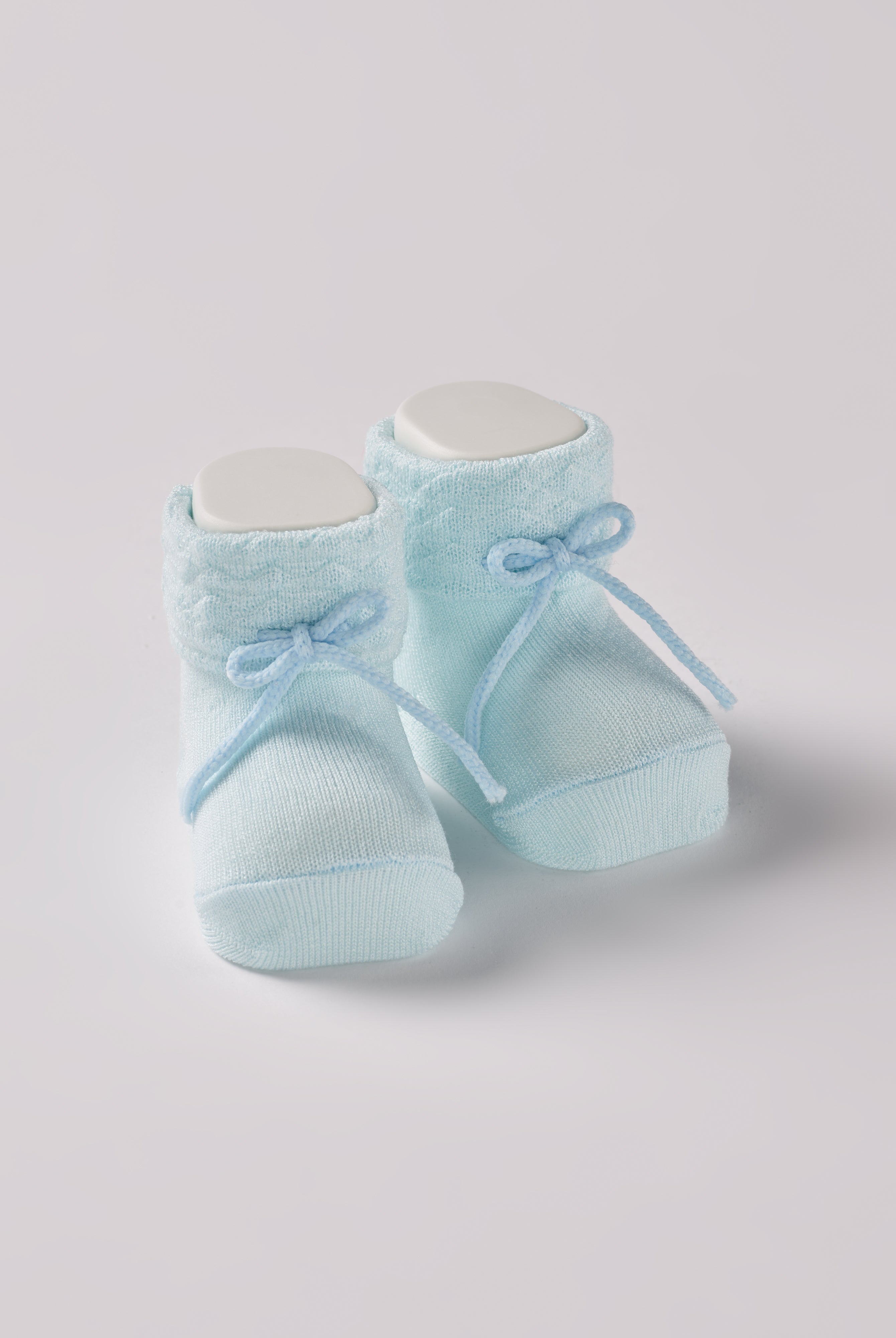 Die Baby Booties verfügen am oberen Ende über ein eingewebtes Rauten Muster und eignen sich perfekt als Geschenk für Babypartys oder als süße Schwangerschaftsankündigung für Freunde und Verwandte. Die feine Schnürung bietet besonderen Halt am Fuß. Unsere Scarpine werden in einer ansprechenden Geschenkbox präsentiert.
Höchste Qualität, bestes Preis-Leistungs-Verhältnis MADE IN ITALY.
