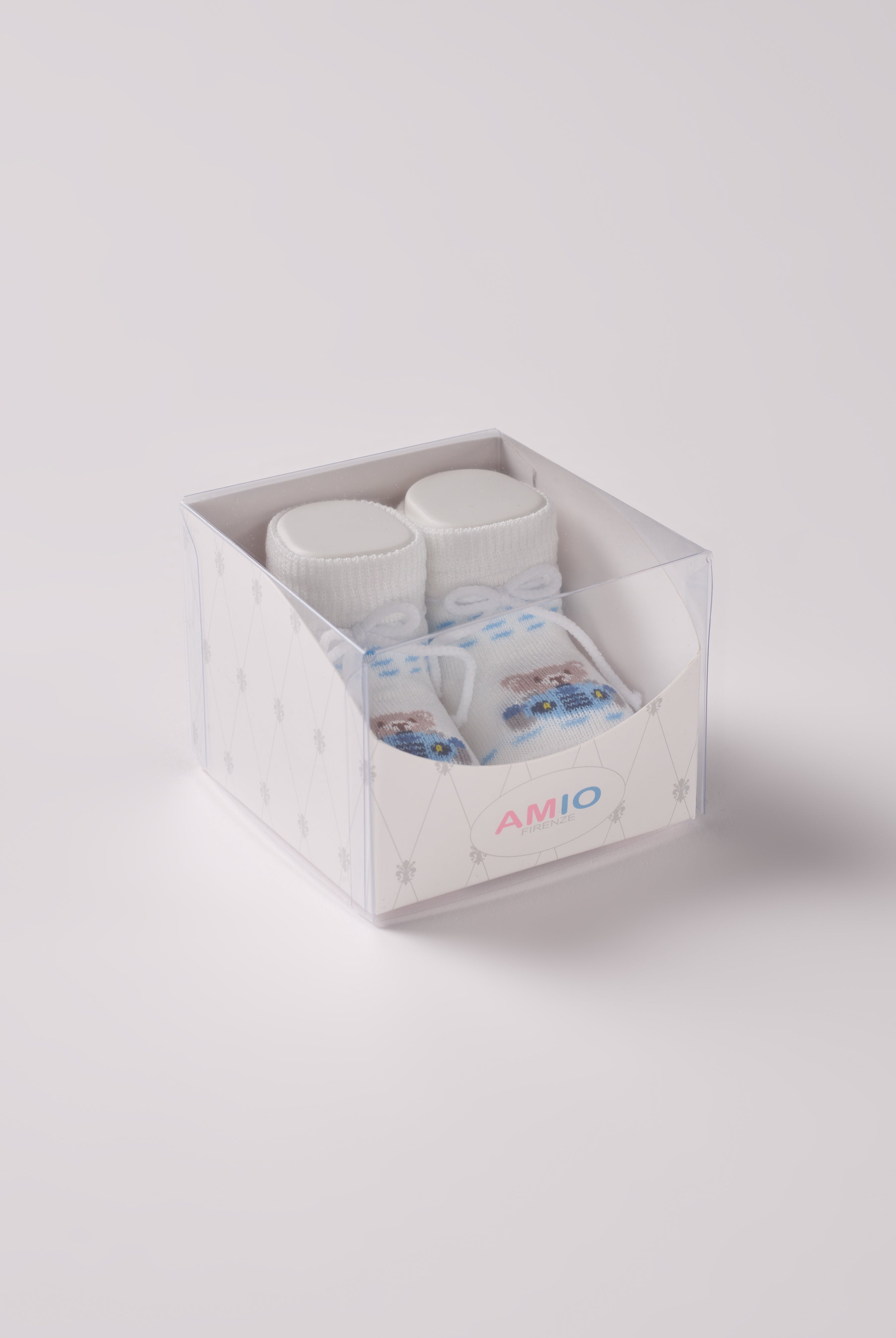 Die Baby Booties verfügen über eingewebte Bärchen-Motive und eignen sich perfekt als Geschenk für Babypartys oder als süße Schwangerschaftsankündigung für Freunde und Verwandte. Die feine Schnürung bietet besonderen Halt am Fuß. Unsere Scarpine werden in einer ansprechenden Geschenkbox präsentiert.
Höchste Qualität, bestes Preis-Leistungs-Verhältnis MADE IN ITALY.