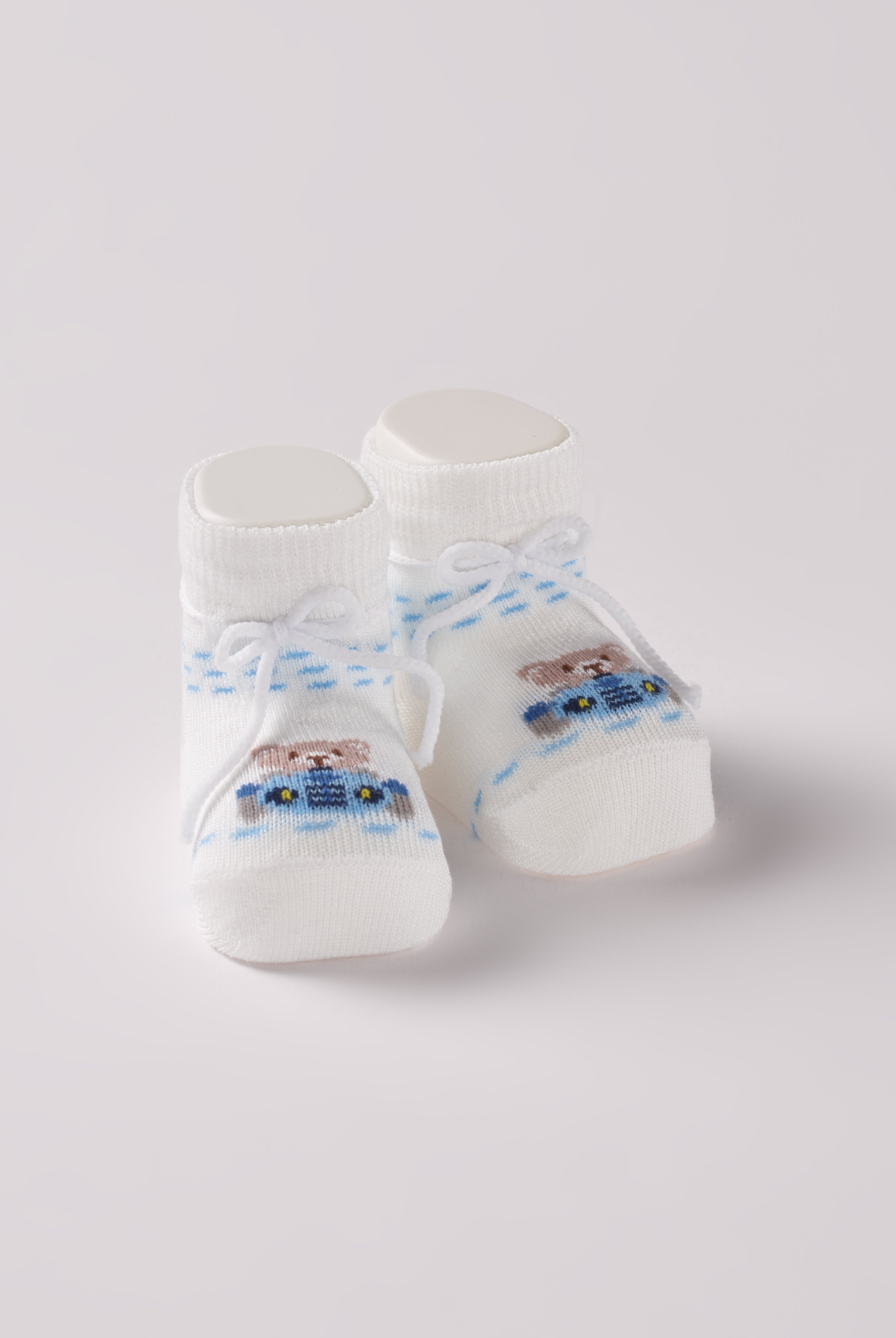 Die Baby Booties verfügen über eingewebte Bärchen-Motive und eignen sich perfekt als Geschenk für Babypartys oder als süße Schwangerschaftsankündigung für Freunde und Verwandte. Die feine Schnürung bietet besonderen Halt am Fuß. Unsere Scarpine werden in einer ansprechenden Geschenkbox präsentiert.
Höchste Qualität, bestes Preis-Leistungs-Verhältnis MADE IN ITALY.