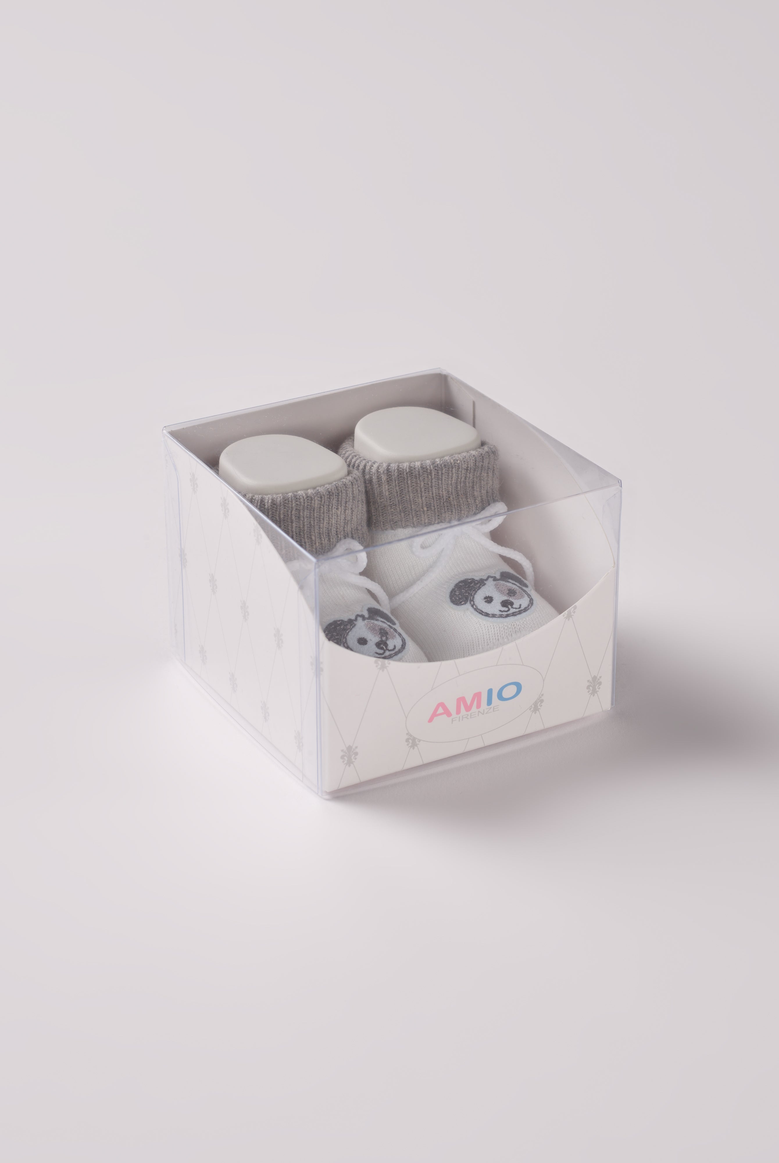 Die Baby Booties verfügen über eine niedliche Welpen-Applikation und eignen sich perfekt als Geschenk für Babypartys oder als süße Schwangerschaftsankündigung für Freunde und Verwandte. Die feine Schnürung bietet besonderen Halt am Fuß. Unsere Scarpine werden in einer ansprechenden Geschenkbox präsentiert.
Höchste Qualität, bestes Preis-Leistungs-Verhältnis MADE IN ITALY.