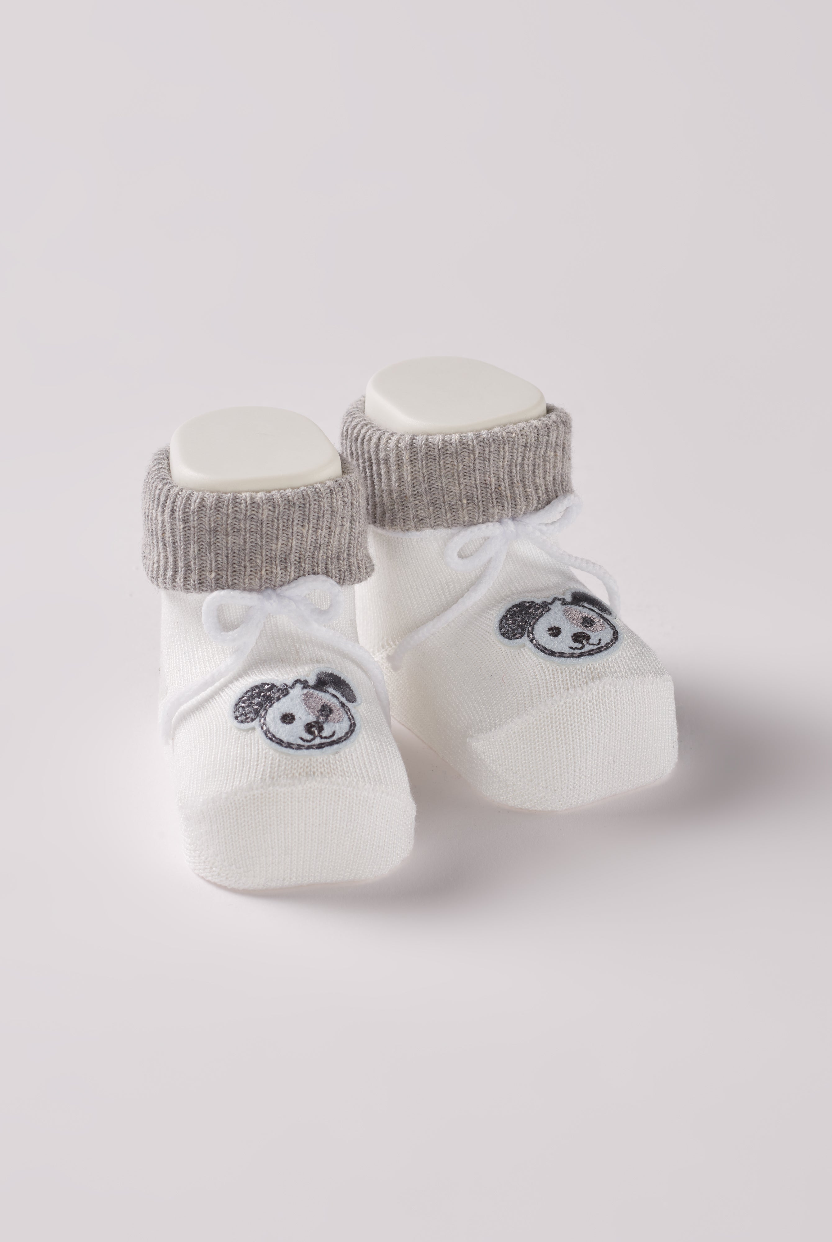 Die Baby Booties verfügen über eine niedliche Welpen-Applikation und eignen sich perfekt als Geschenk für Babypartys oder als süße Schwangerschaftsankündigung für Freunde und Verwandte. Die feine Schnürung bietet besonderen Halt am Fuß. Unsere Scarpine werden in einer ansprechenden Geschenkbox präsentiert.
Höchste Qualität, bestes Preis-Leistungs-Verhältnis MADE IN ITALY.