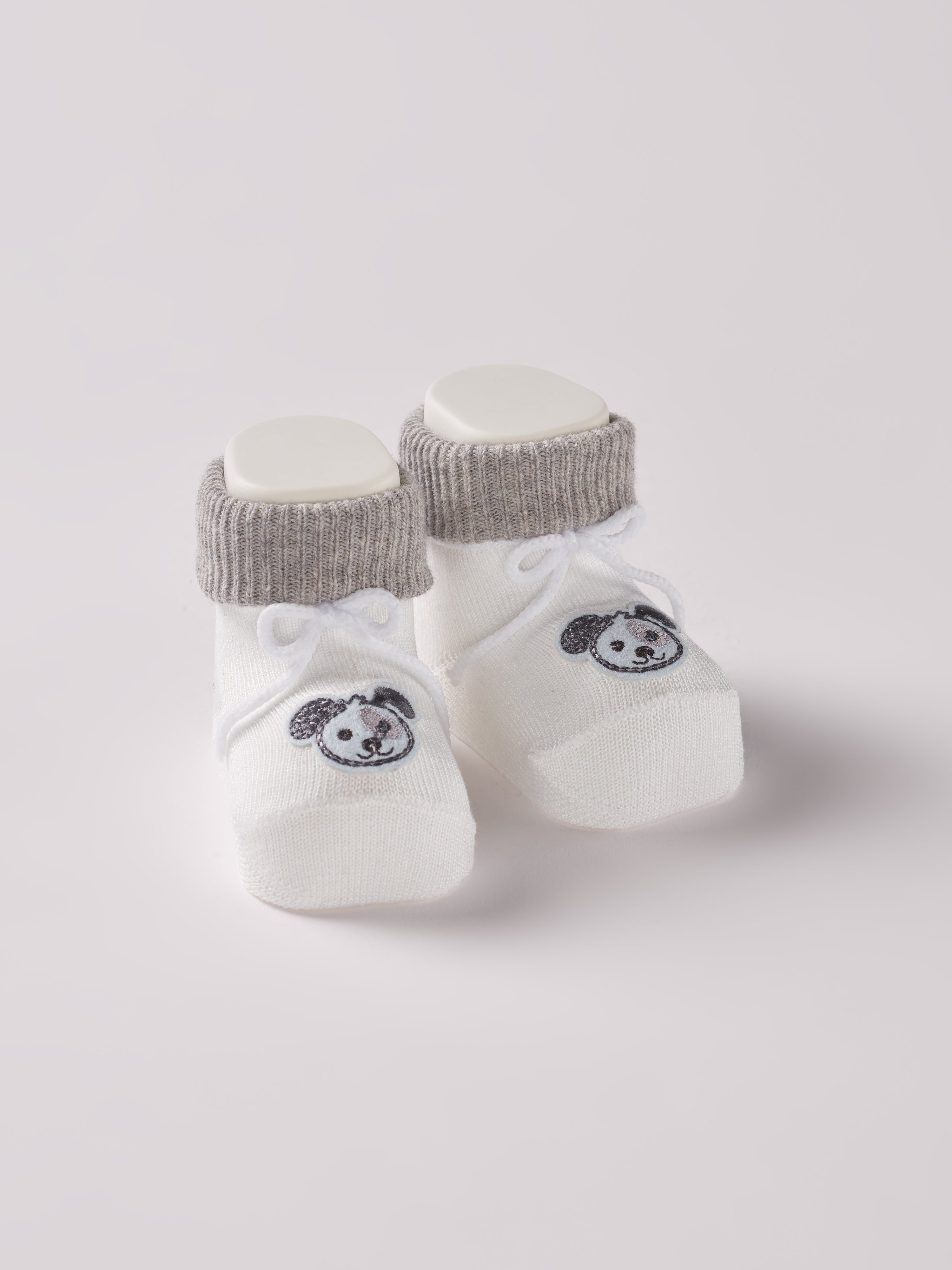 Die Baby Booties verfügen über eine niedliche Welpen-Applikation und eignen sich perfekt als Geschenk für Babypartys oder als süße Schwangerschaftsankündigung für Freunde und Verwandte. Die feine Schnürung bietet besonderen Halt am Fuß. Unsere Scarpine werden in einer ansprechenden Geschenkbox präsentiert.
Höchste Qualität, bestes Preis-Leistungs-Verhältnis MADE IN ITALY.