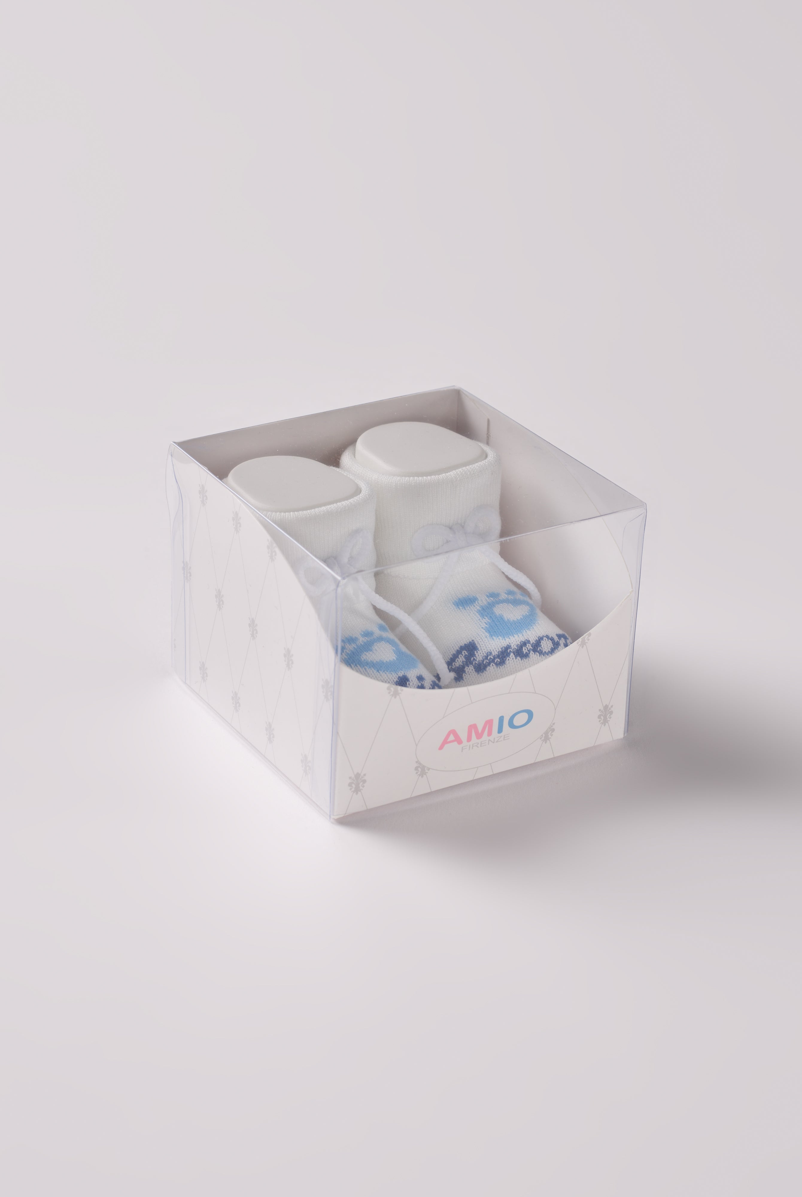 Die Baby Booties mit blauem Schriftzug "Amore Mio" von AMIO Firenze eignen sich perfekt als Geschenk für Babypartys oder als süße Schwangerschaftsankündigung für Freunde und Verwandte. Die feine Schnürung bietet besonderen Halt am Fuß. Unsere Scarpine werden in einer ansprechenden Geschenkbox präsentiert.
Höchste Qualität, bestes Preis-Leistungs-Verhältnis MADE IN ITALY.