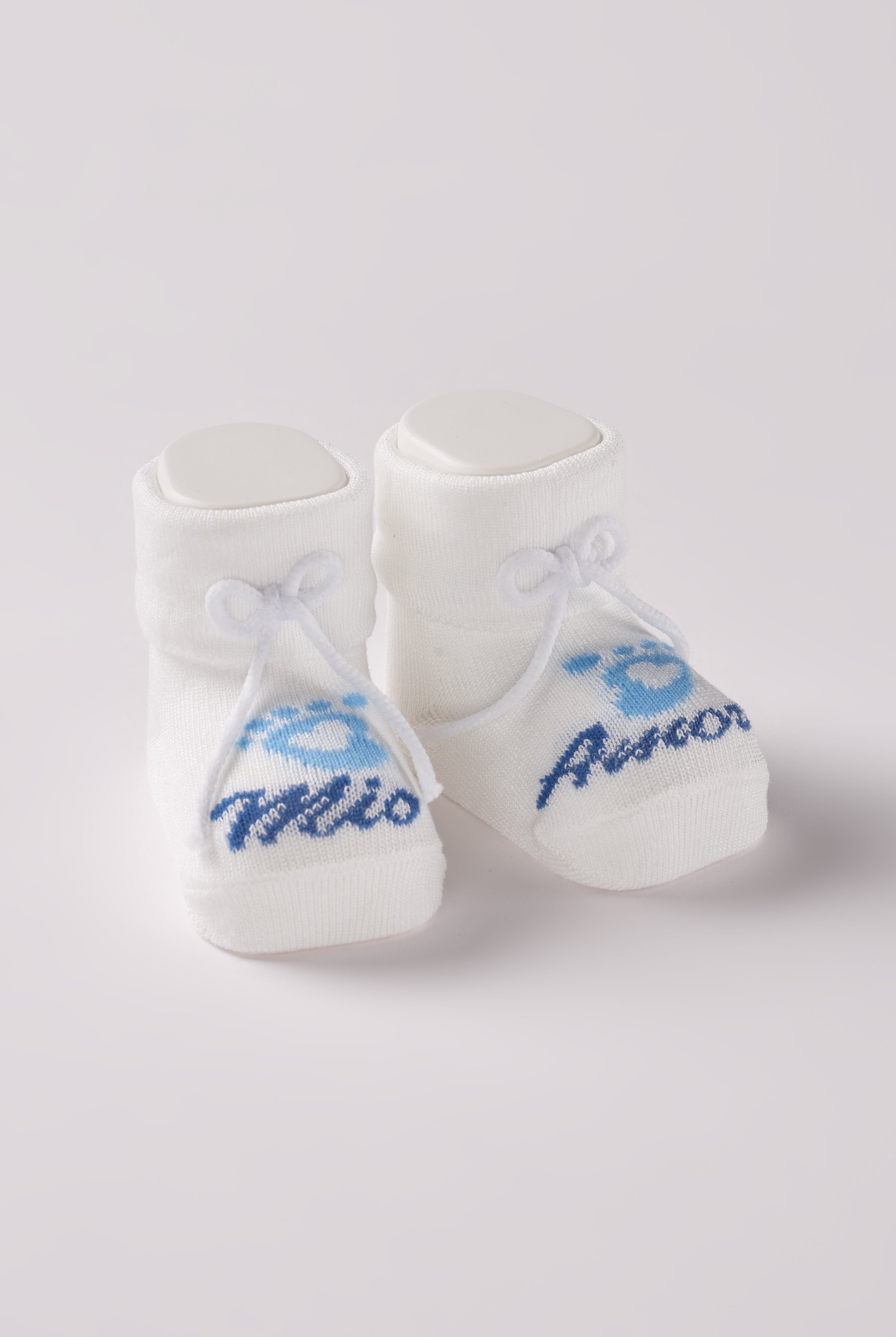 Die Baby Booties mit blauem Schriftzug "Amore Mio" von AMIO Firenze eignen sich perfekt als Geschenk für Babypartys oder als süße Schwangerschaftsankündigung für Freunde und Verwandte. Die feine Schnürung bietet besonderen Halt am Fuß. Unsere Scarpine werden in einer ansprechenden Geschenkbox präsentiert.
Höchste Qualität, bestes Preis-Leistungs-Verhältnis MADE IN ITALY.
