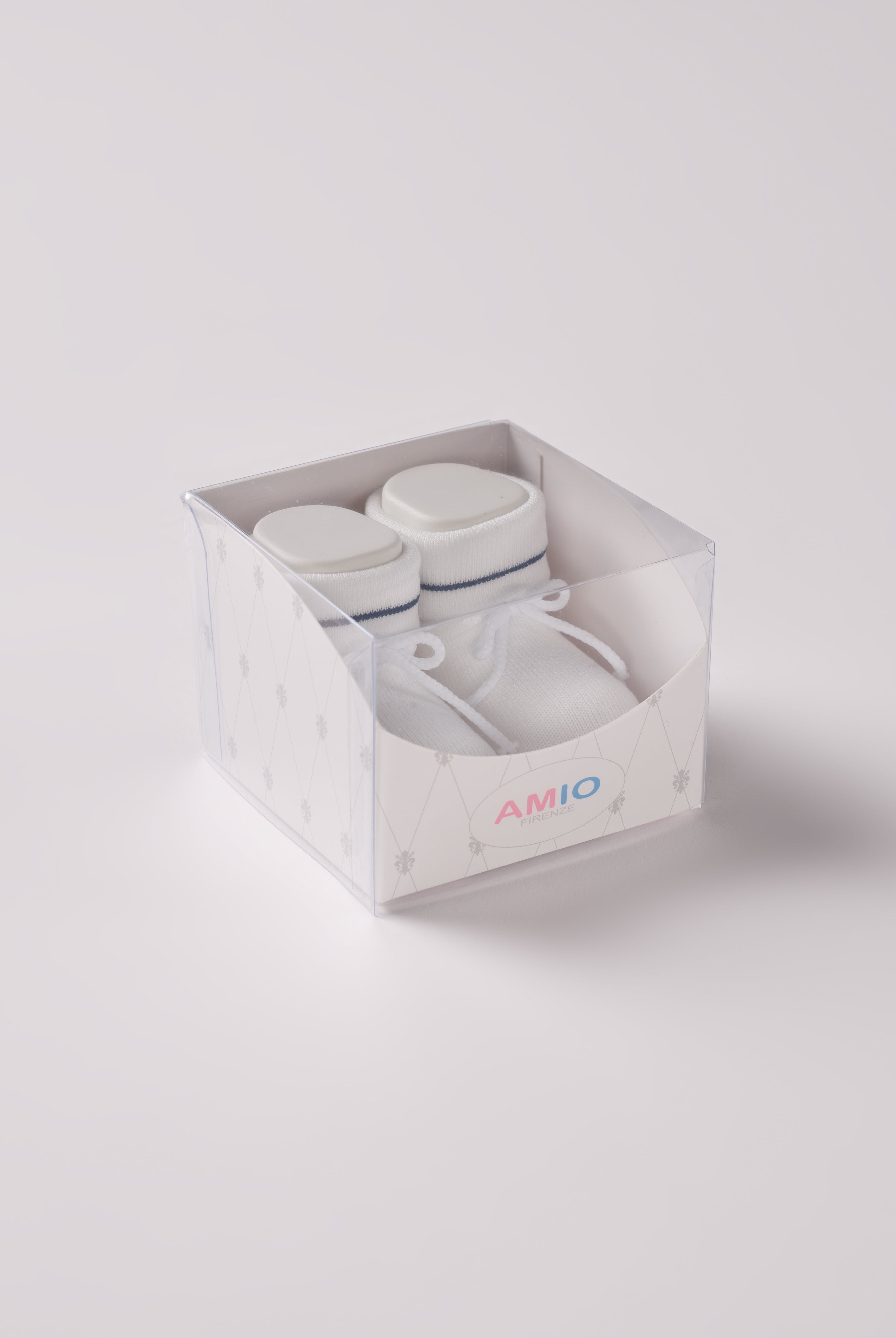 Die Baby Booties verfügen über eine edle eingewebte Zierlinie und eignen sich perfekt als Geschenk für Babypartys oder als süße Schwangerschaftsankündigung für Freunde und Verwandte. Die feine Schnürung bietet besonderen Halt am Fuß. Unsere Scarpine werden in einer ansprechenden Geschenkbox präsentiert.
Höchste Qualität, bestes Preis-Leistungs-Verhältnis MADE IN ITALY.